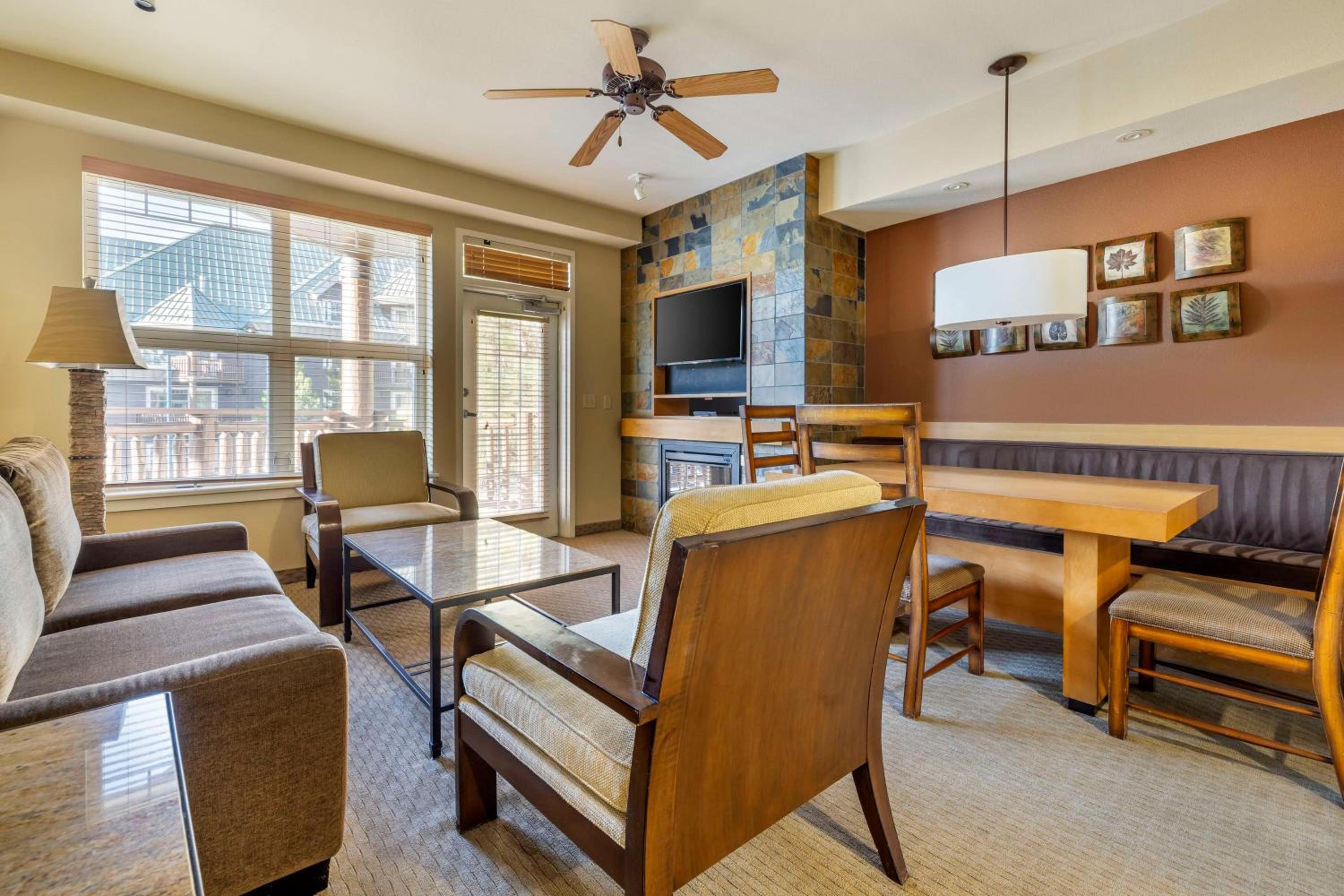 One-Bedroom Deluxe King Room - Hearing Access - Photo 3