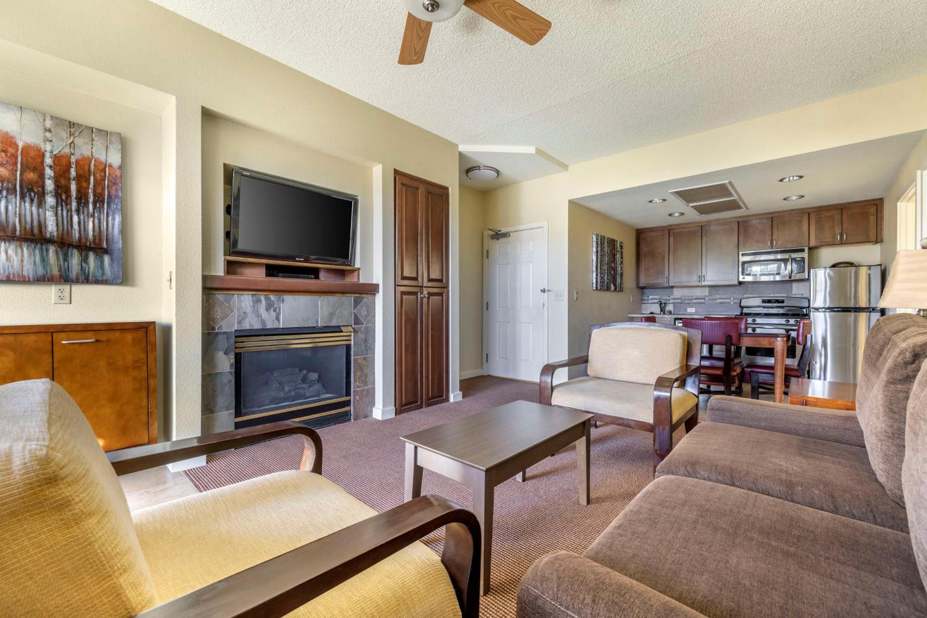 1 BEDROOM 1 KING ACCESSIBLE HEARING W/ BATHTUB - Photo 2