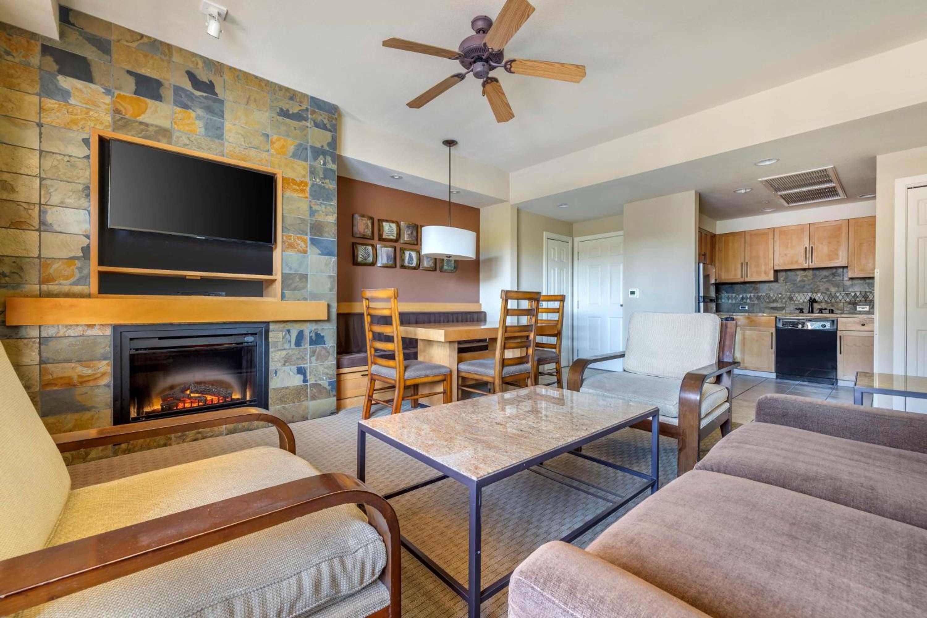 One-Bedroom Deluxe King Room - Hearing Access - Photo 4