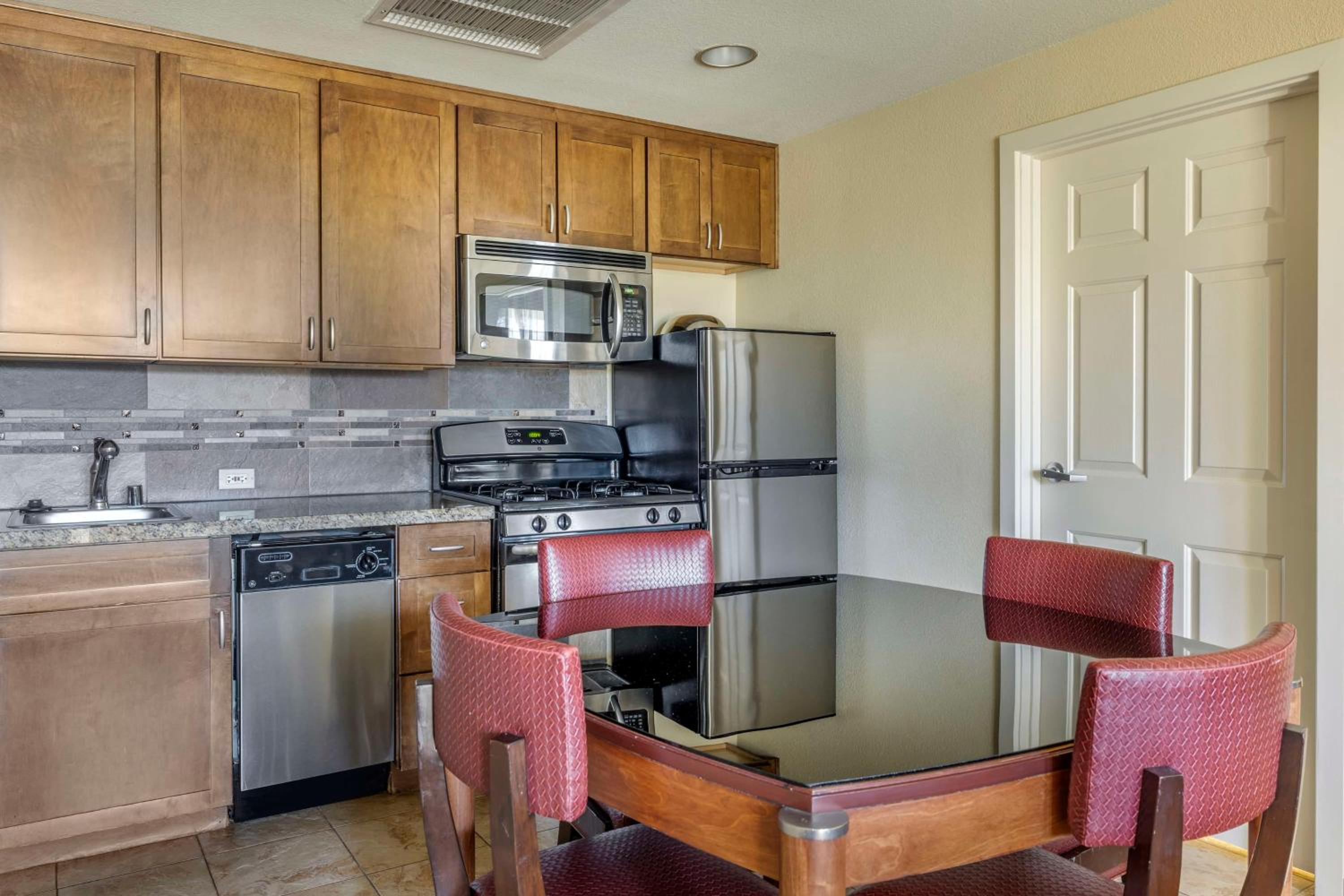 1 BEDROOM 1 KING ACCESSIBLE HEARING W/ BATHTUB - Photo 3