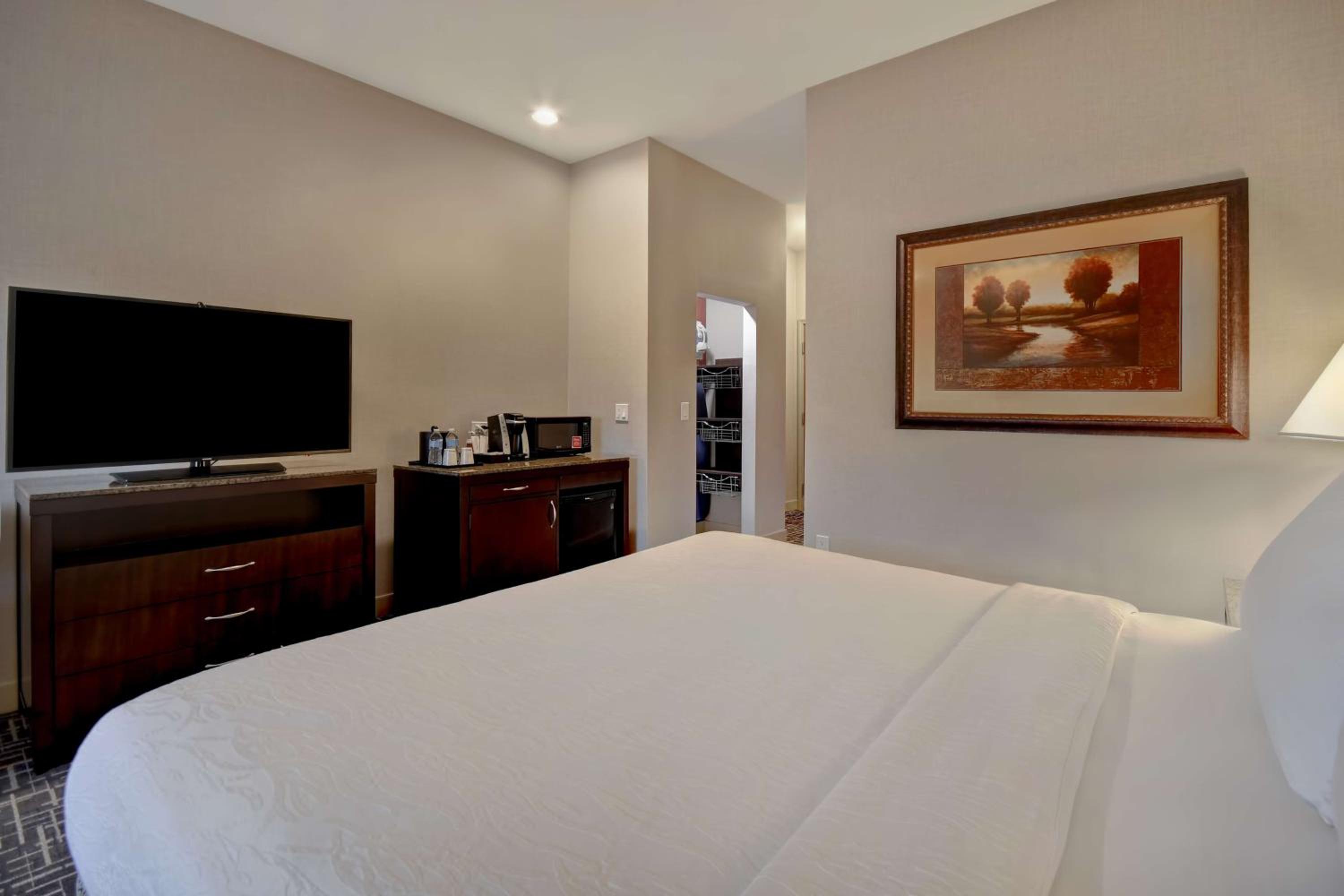 Deluxe King Room with Roll-In Shower - Disability Access - Photo 5