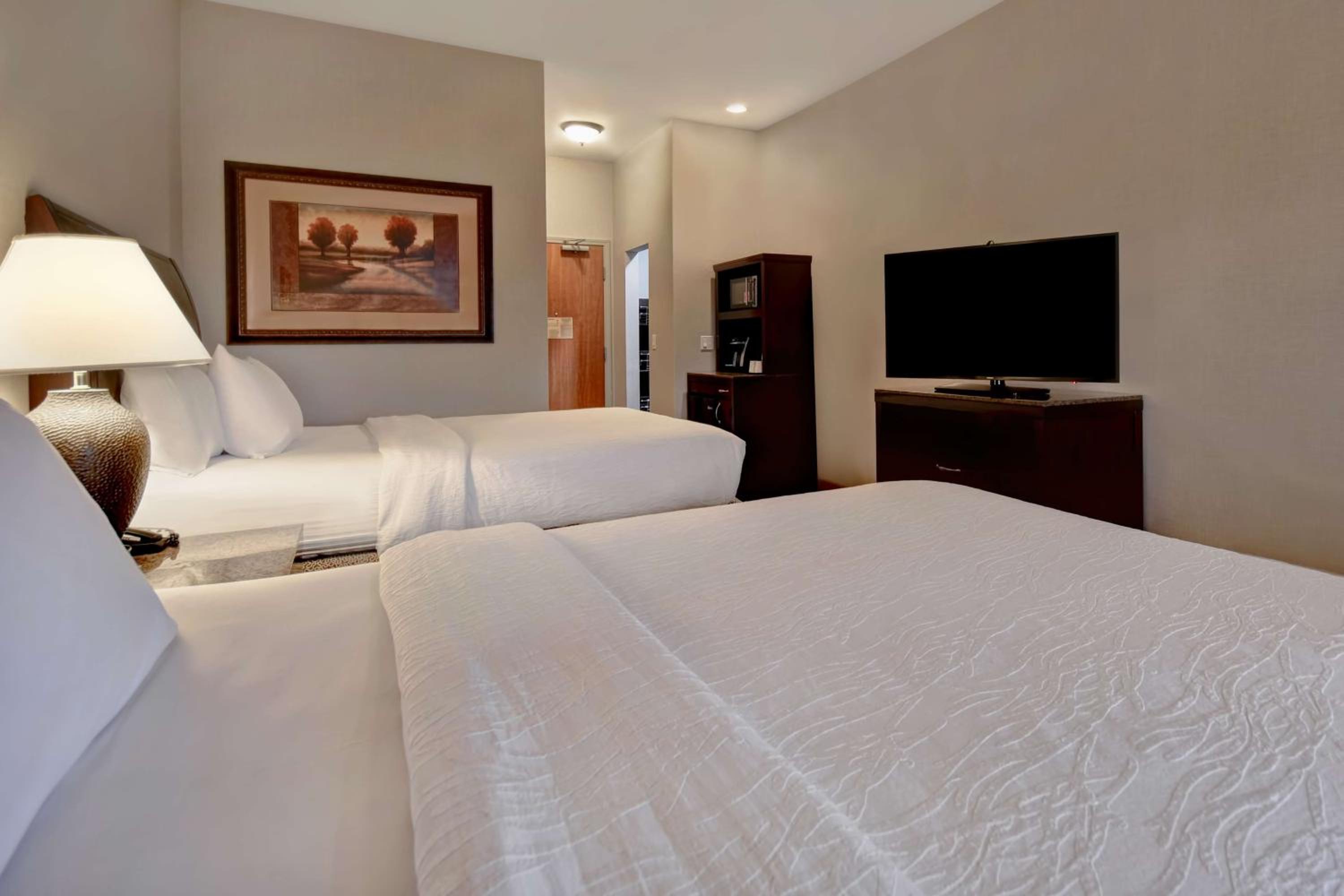 Queen Room with Two Queen Beds - Photo 4