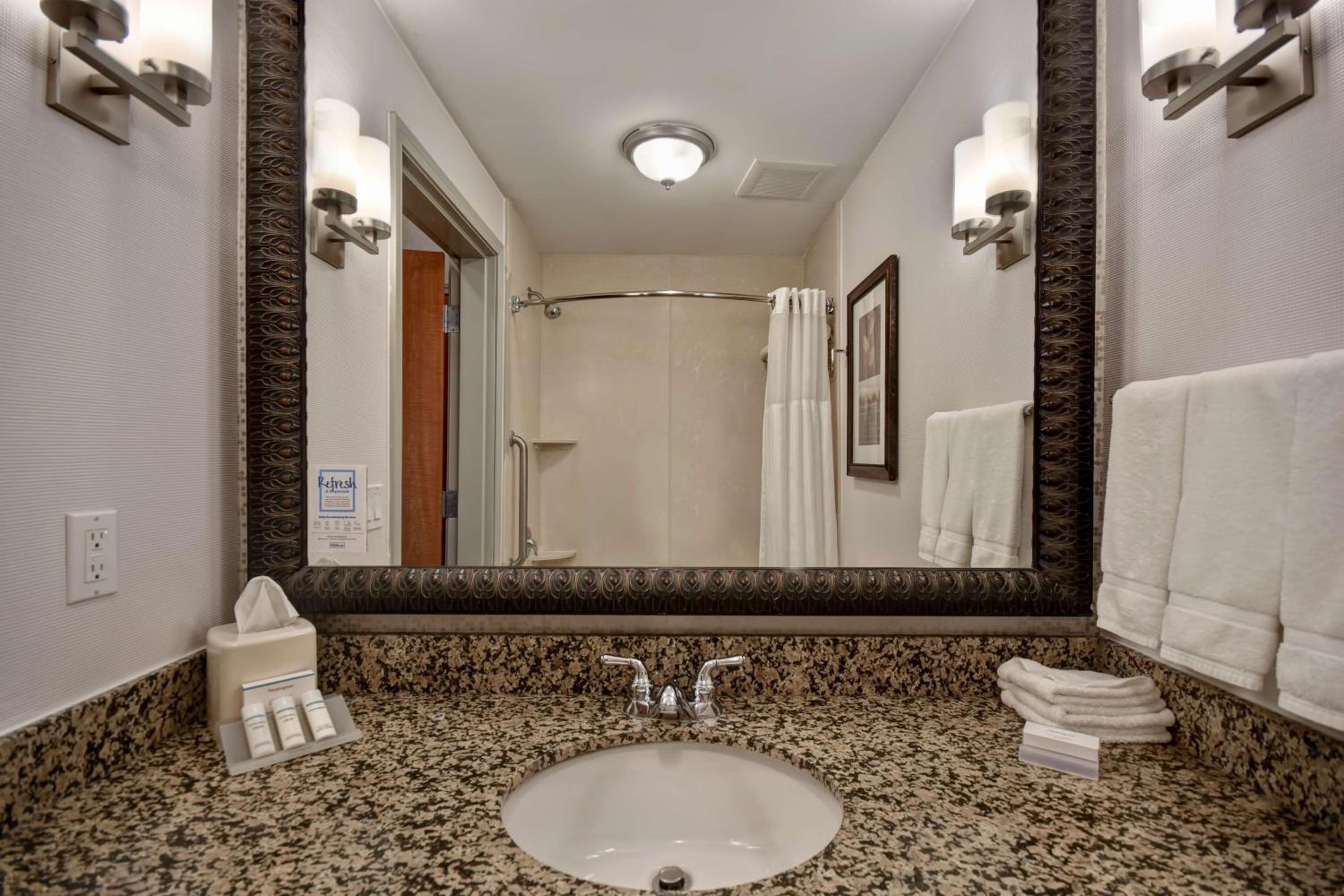 Queen Room with Two Queen Beds - Photo 7