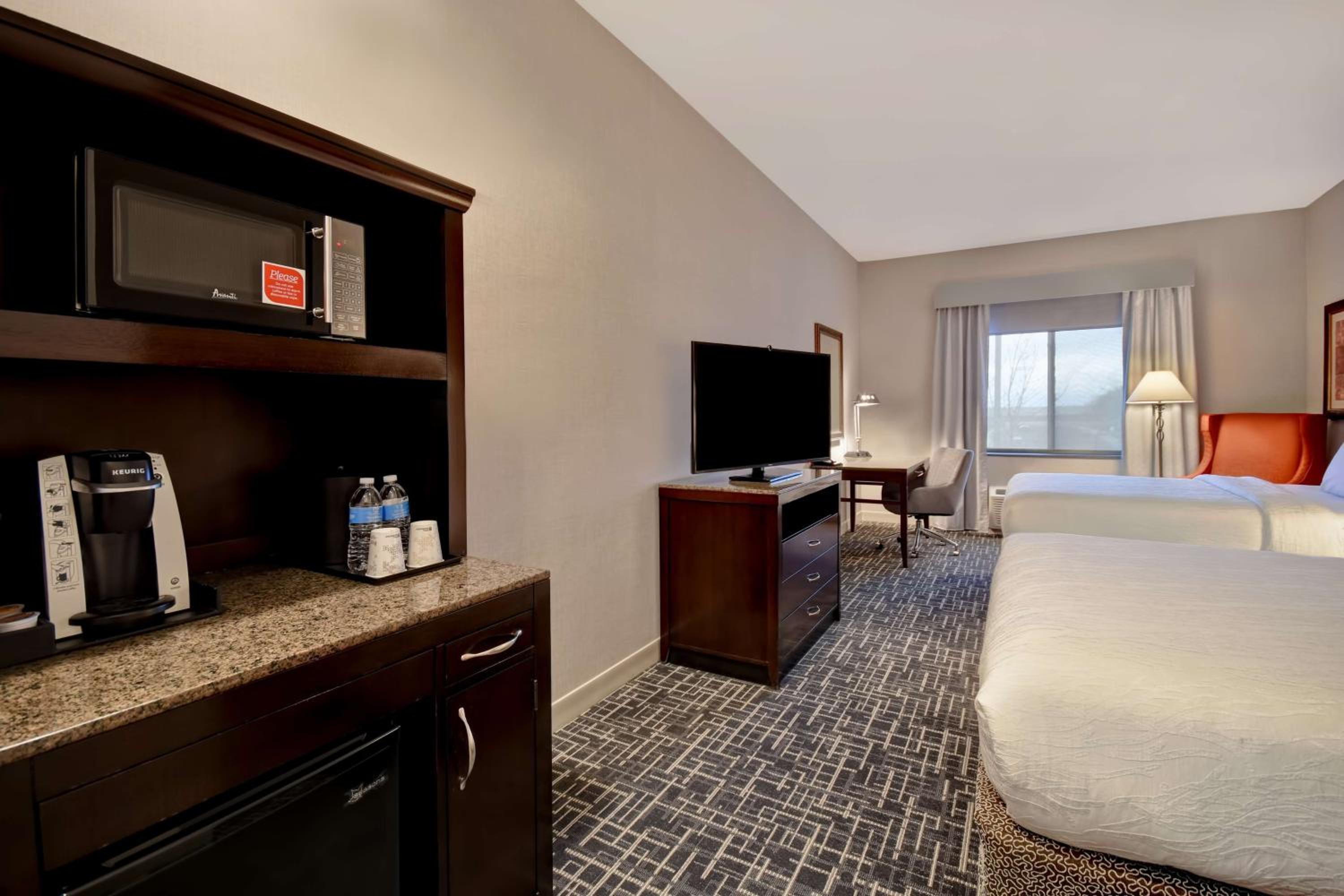 Queen Room with Two Queen Beds - Photo 2
