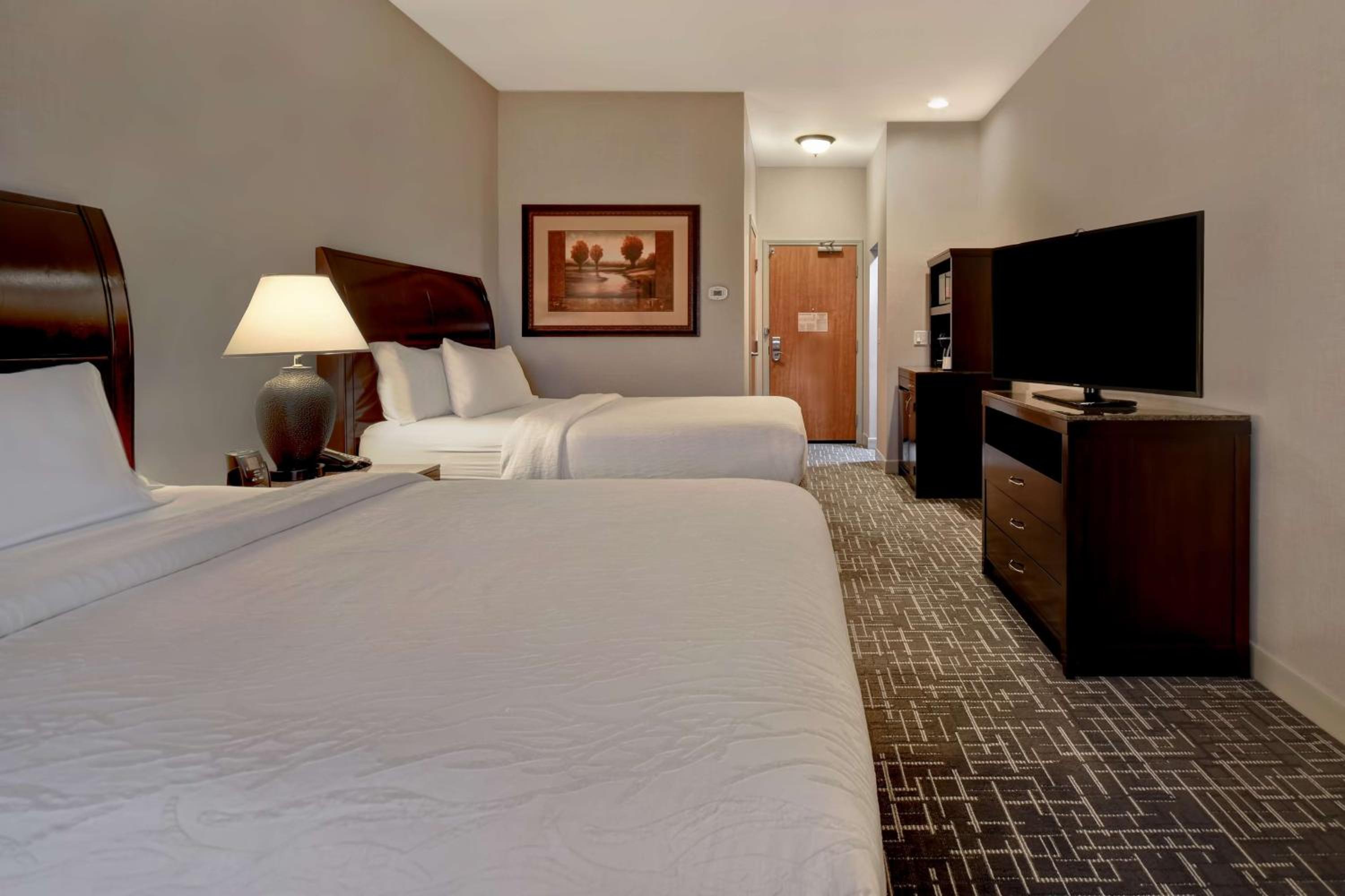 Queen Room with Two Queen Beds - Photo 5