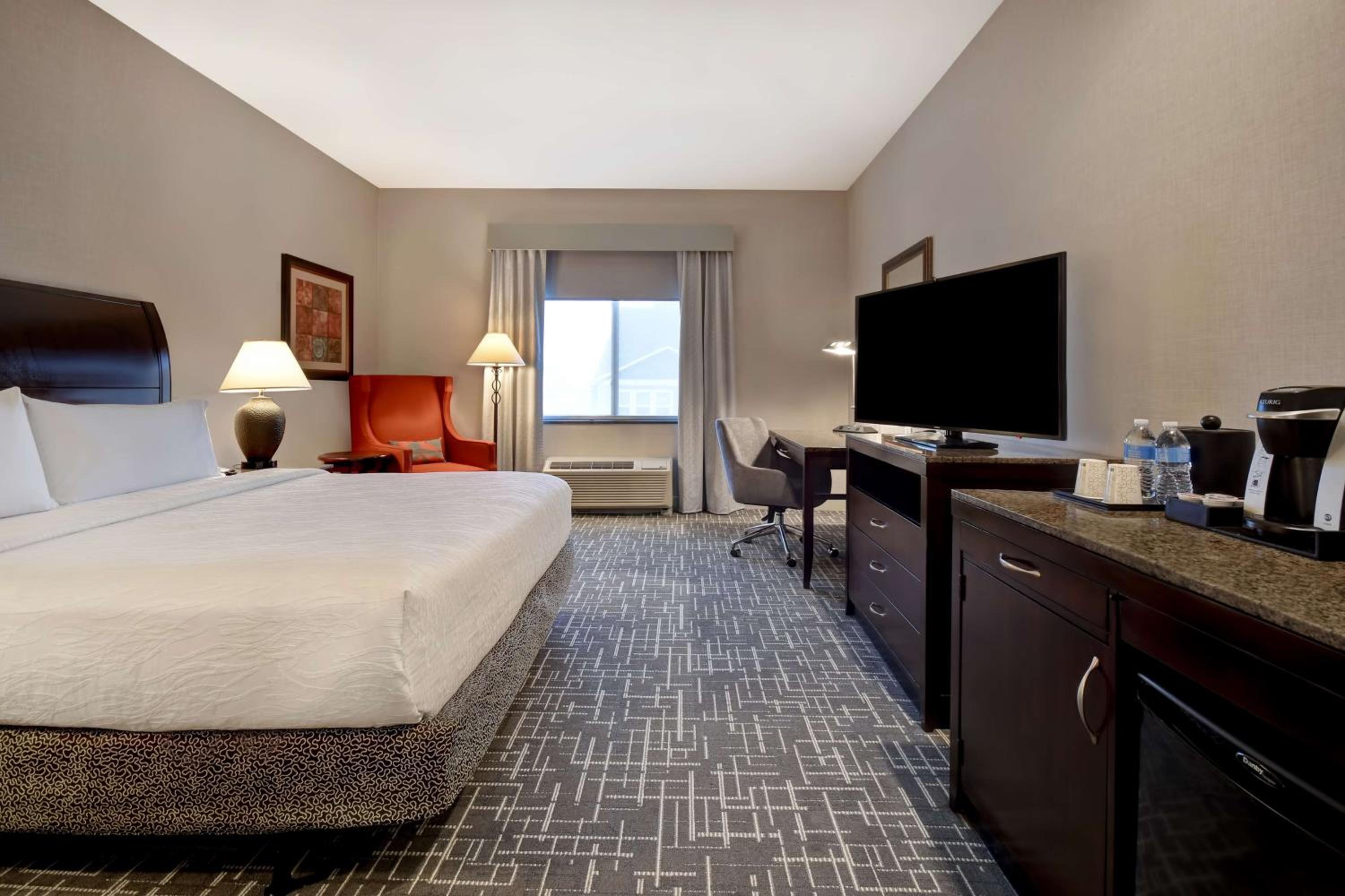 Deluxe King Room with Roll-In Shower - Disability Access - Photo 3