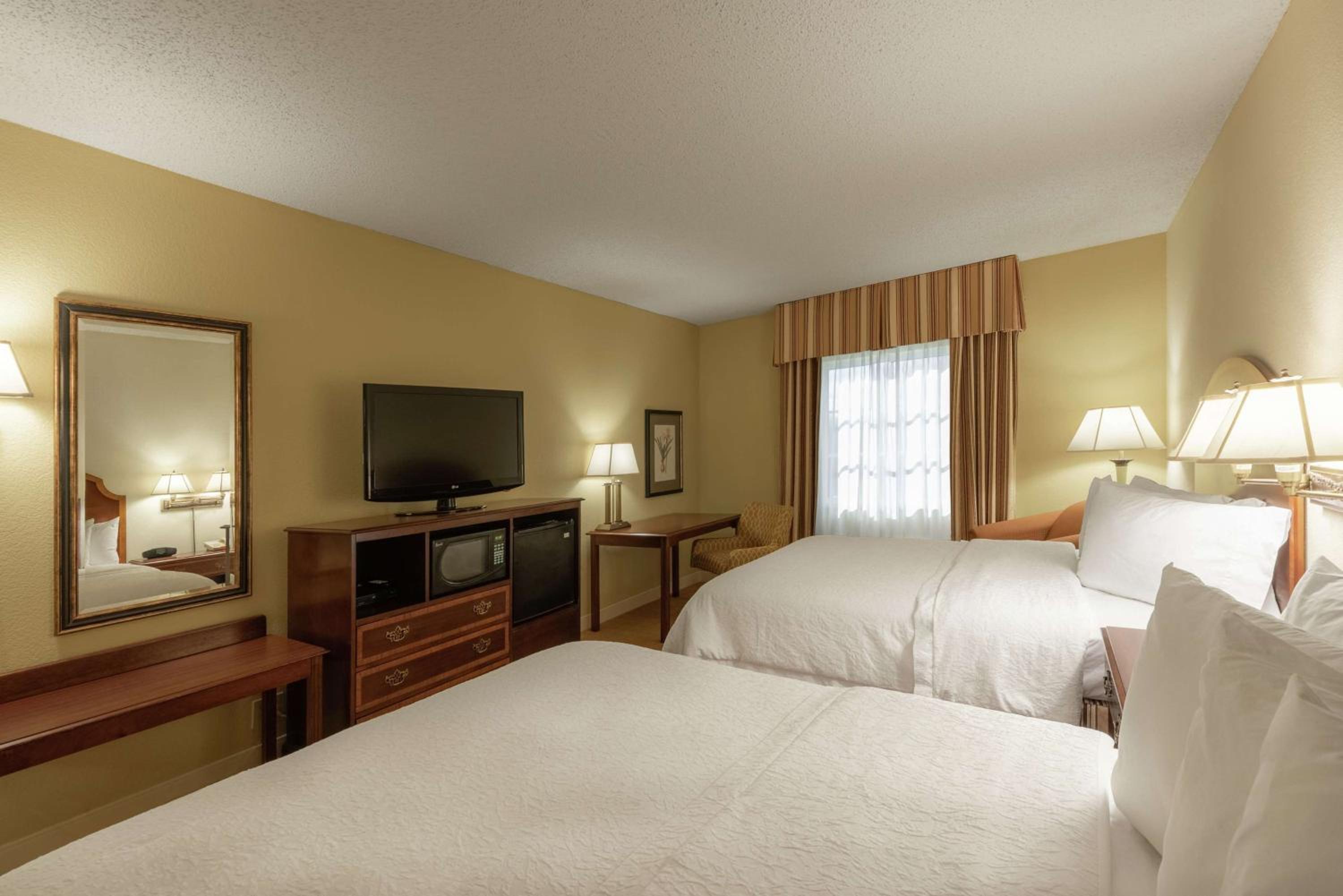 Queen Room with Two Queen Beds - Hearing Access/Non-Smoking photo 1