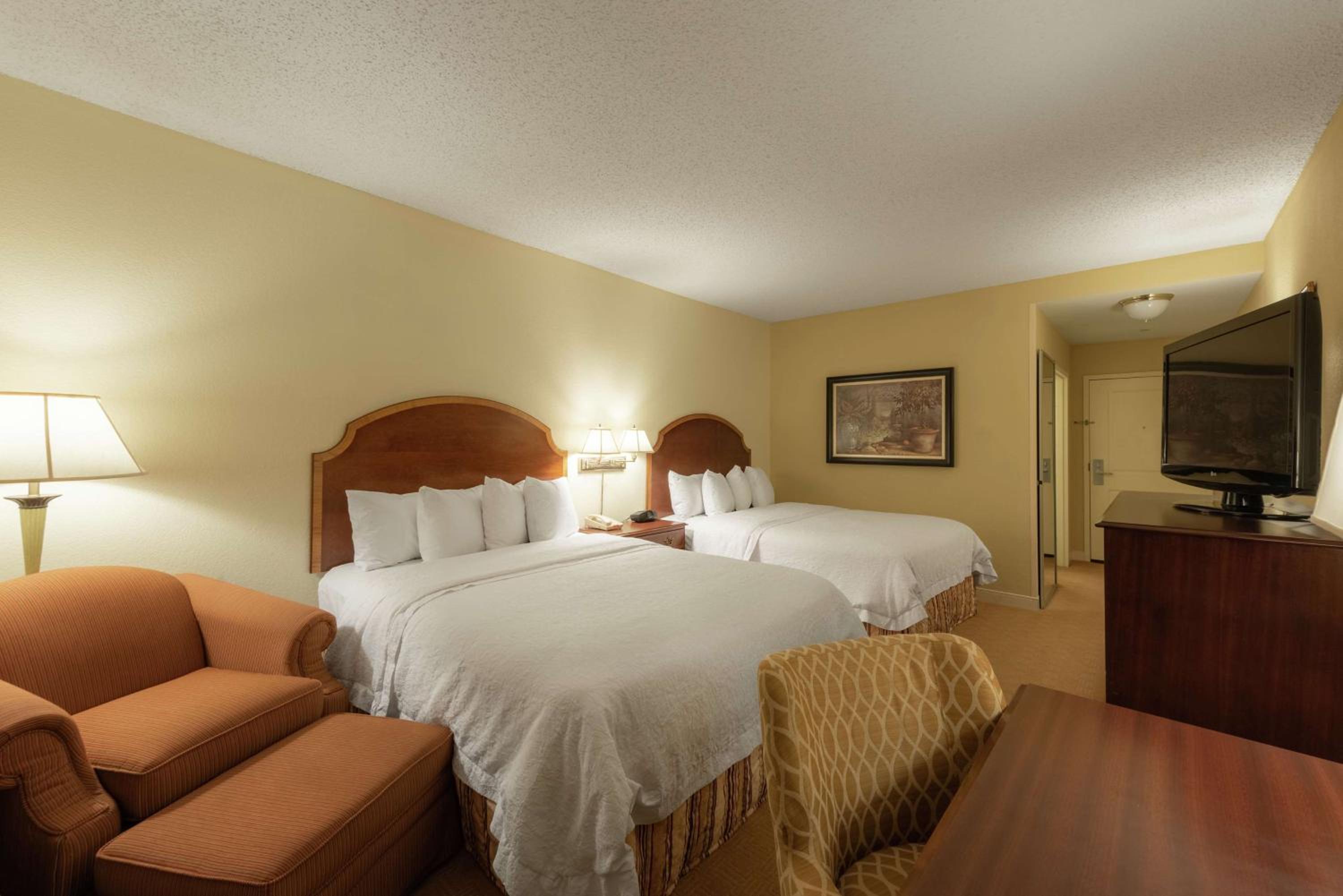 Queen Room with Two Queen Beds - Hearing Access/Non-Smoking photo 3