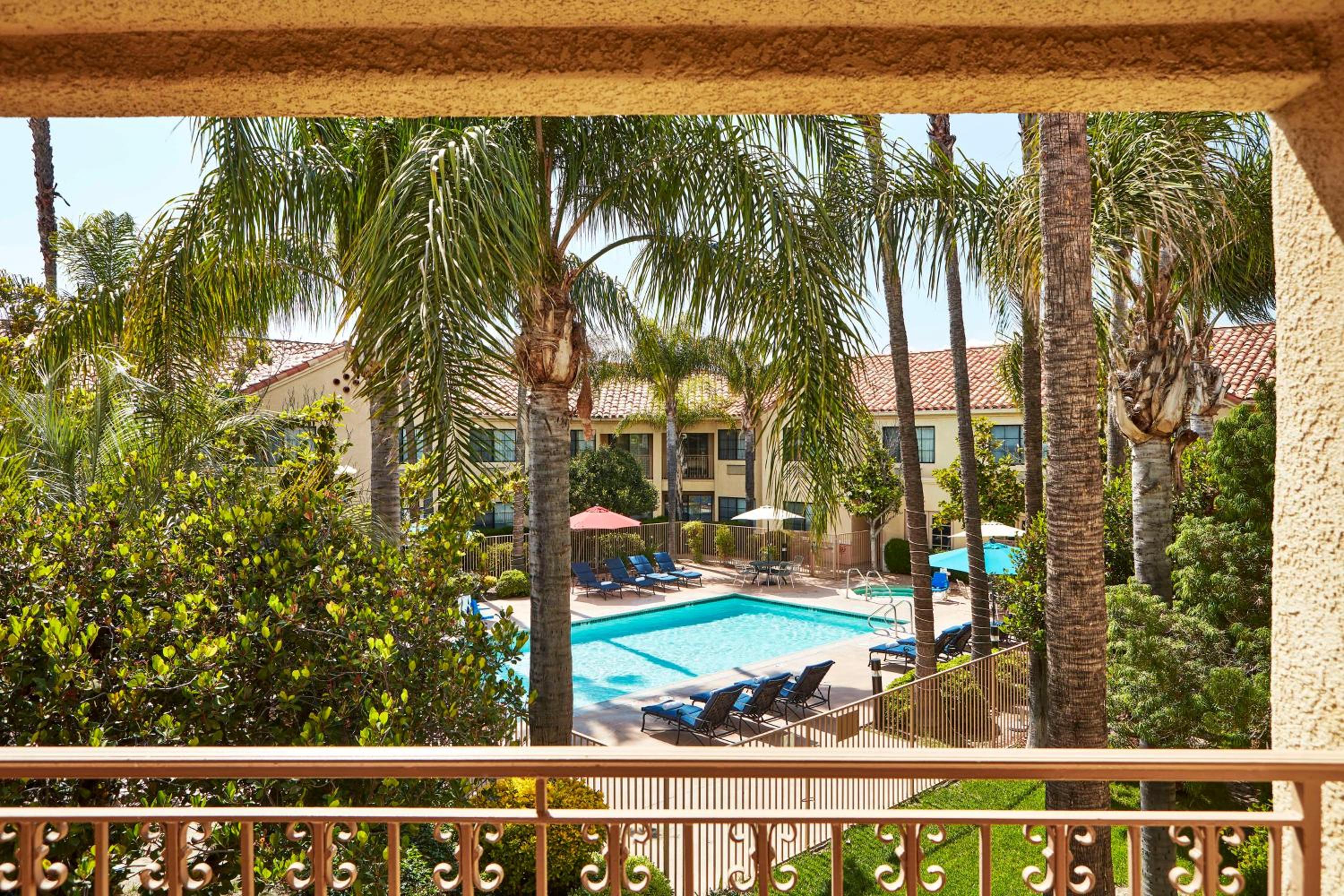 Premium King Room with Balcony and Pool View - Photo 5
