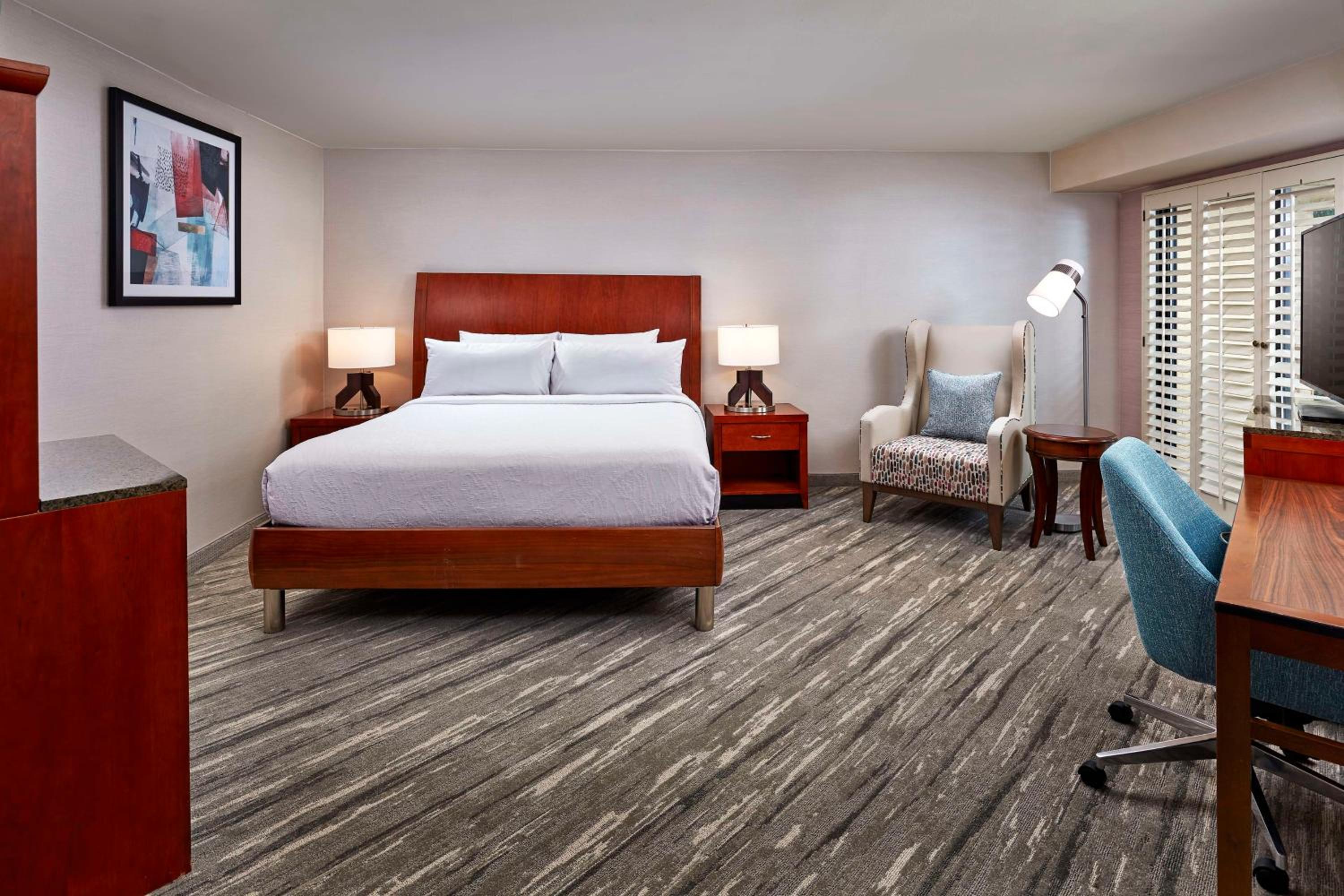 Premium King Room with Balcony and Pool View - Photo 2