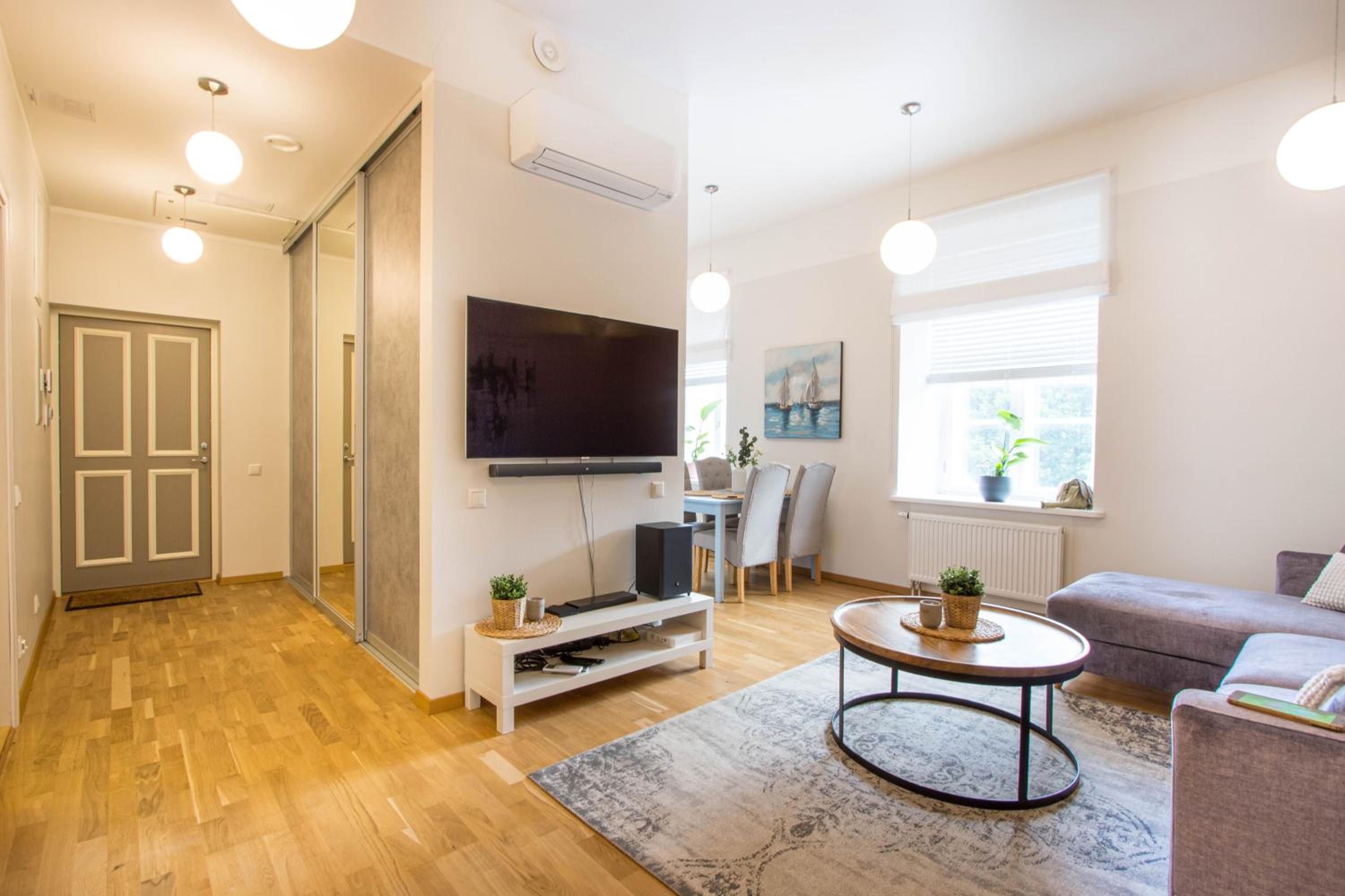 One-Bedroom Apartment photo 1