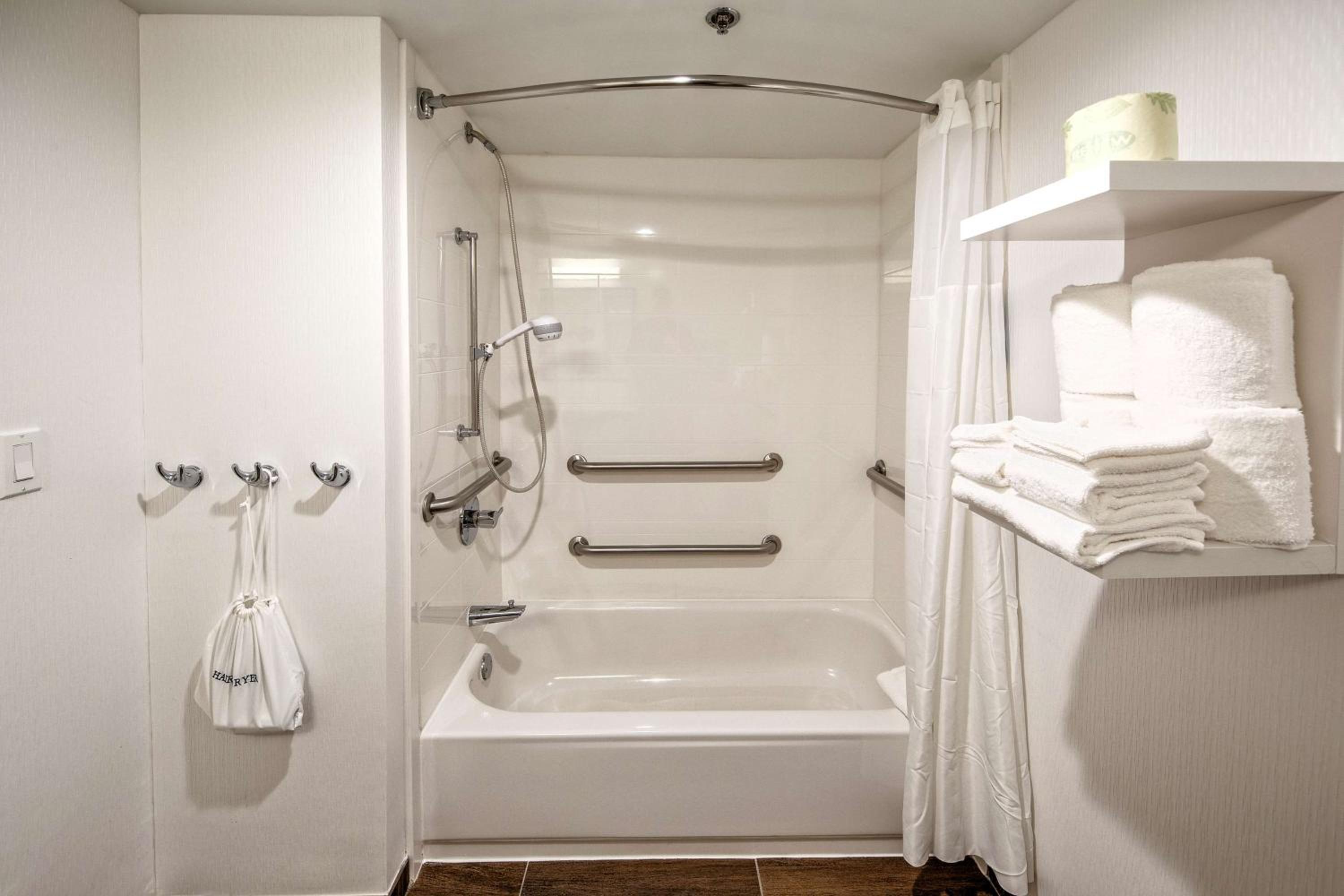 King Room with Accessible Tub - Mobility and Hearing Access/Non-Smoking - Photo 4