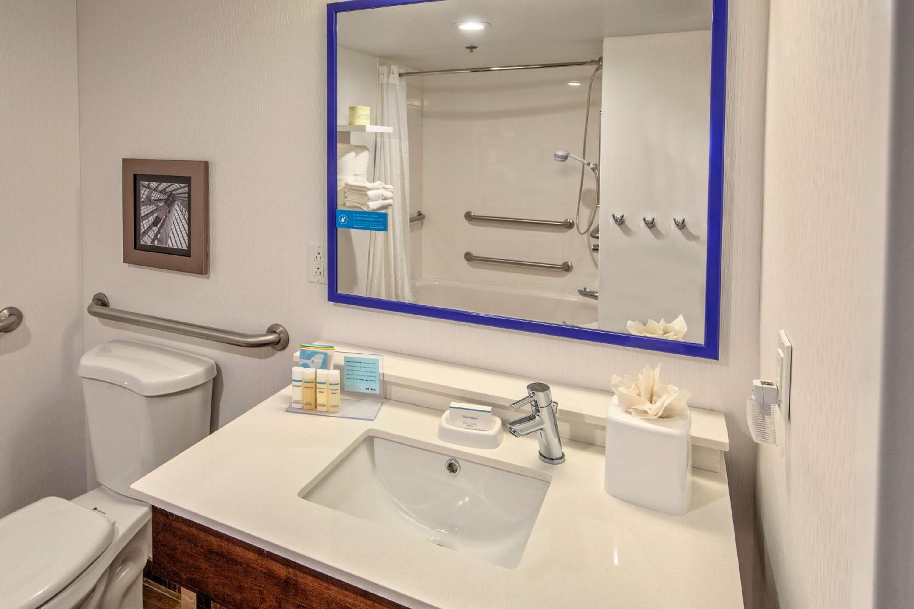 King Room with Accessible Tub - Mobility and Hearing Access/Non-Smoking - Photo 3