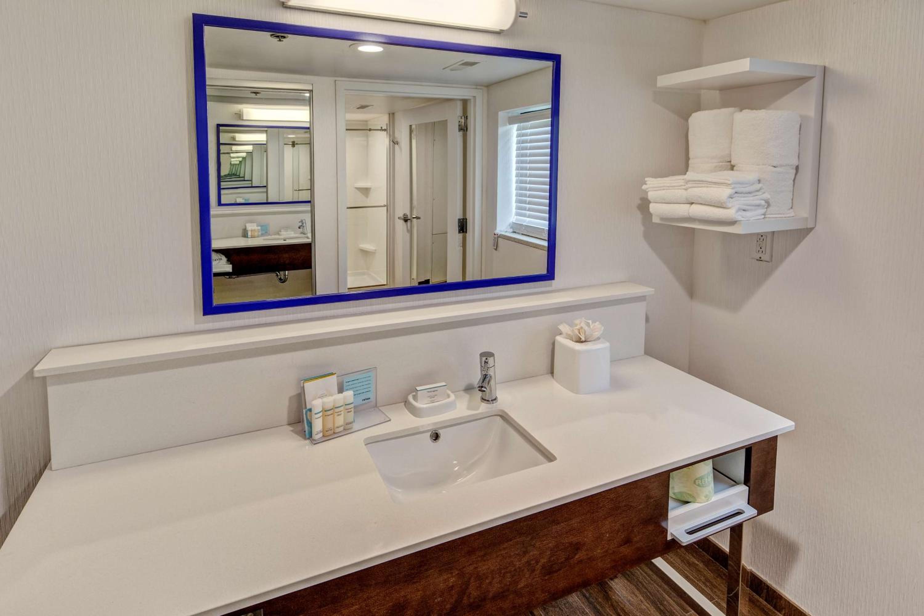One-Bedroom King Suite - Non-Smoking - Photo 2