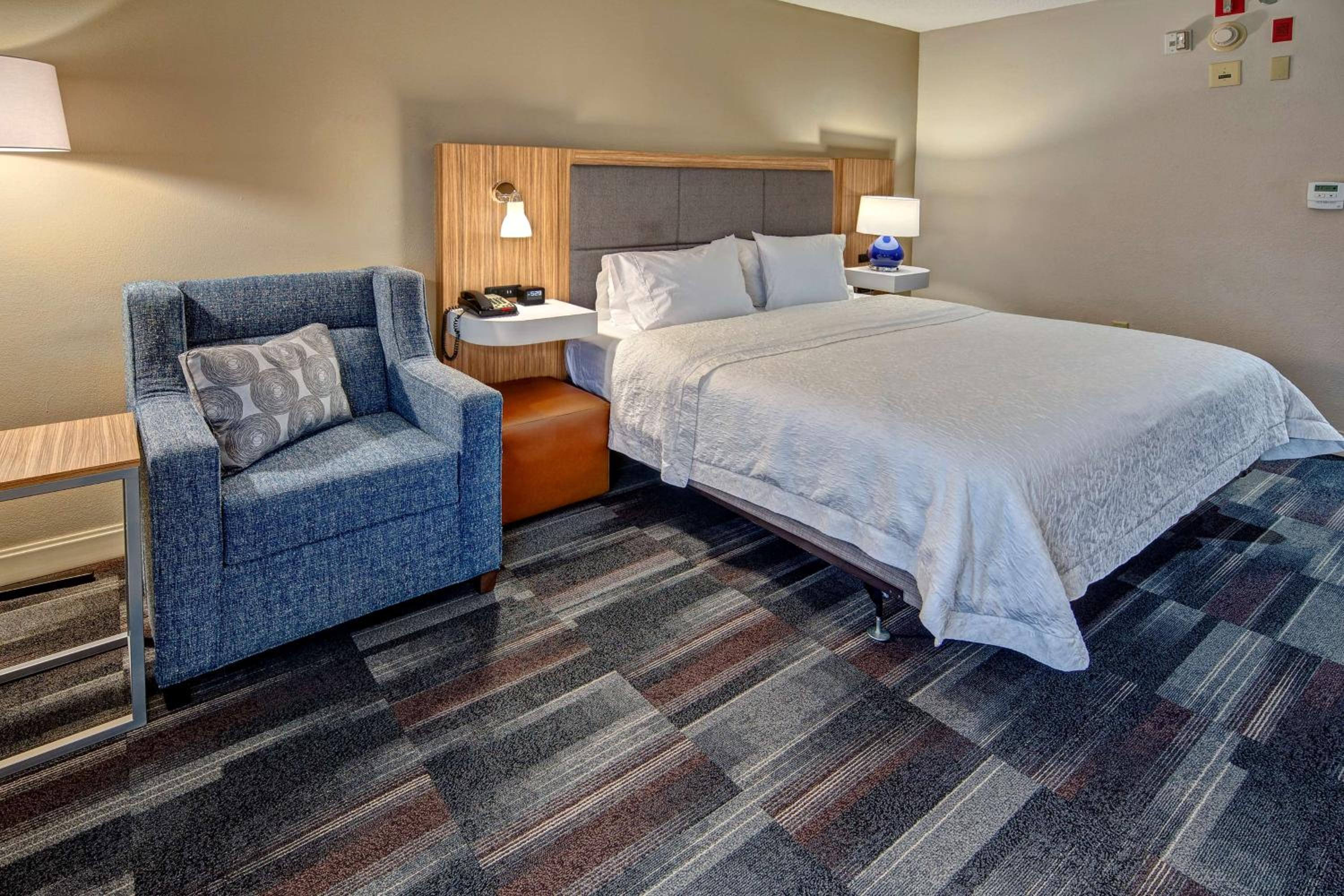 King Room with Accessible Tub - Mobility and Hearing Access/Non-Smoking - Photo 6