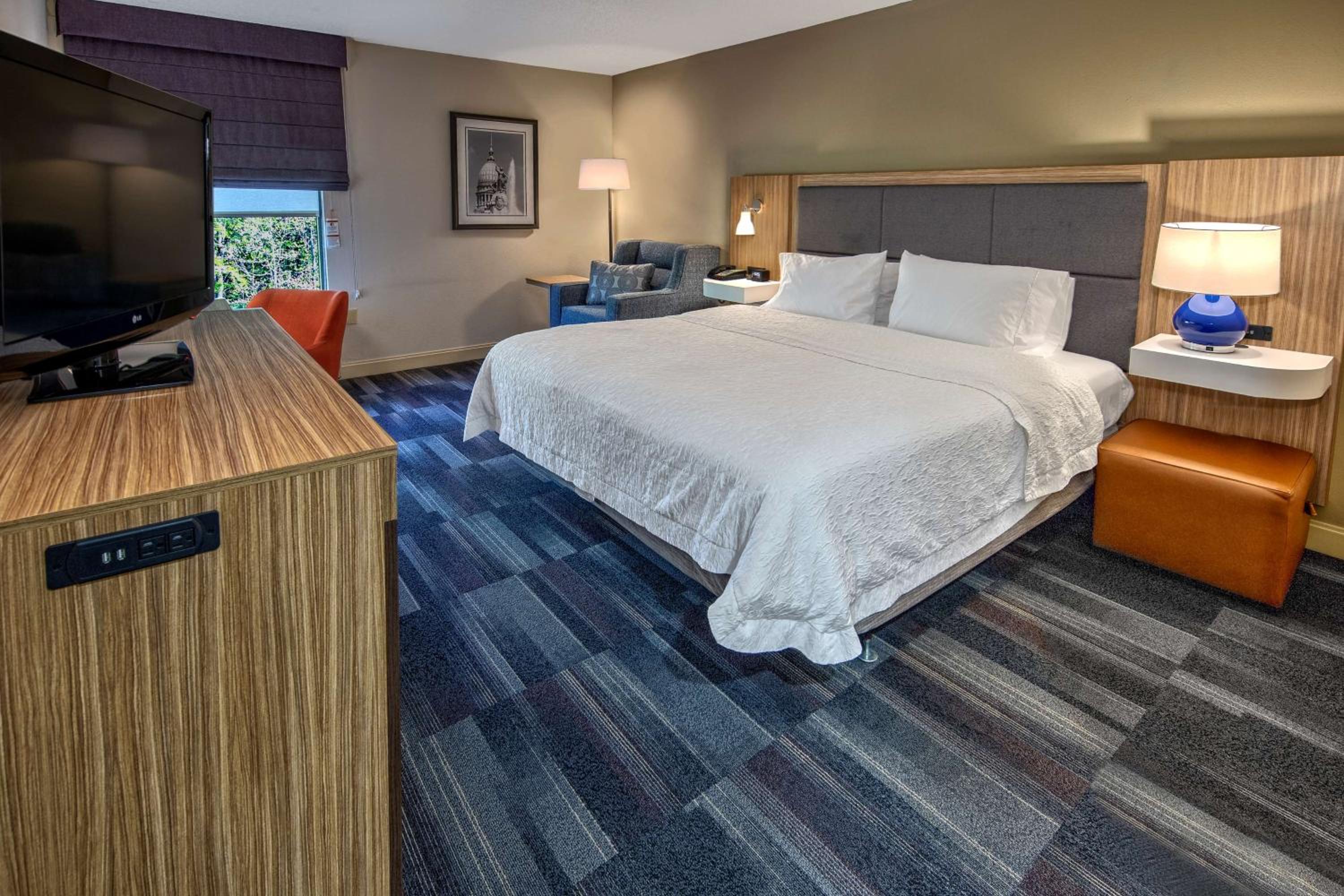 King Room with Accessible Tub - Mobility and Hearing Access/Non-Smoking - Photo 2