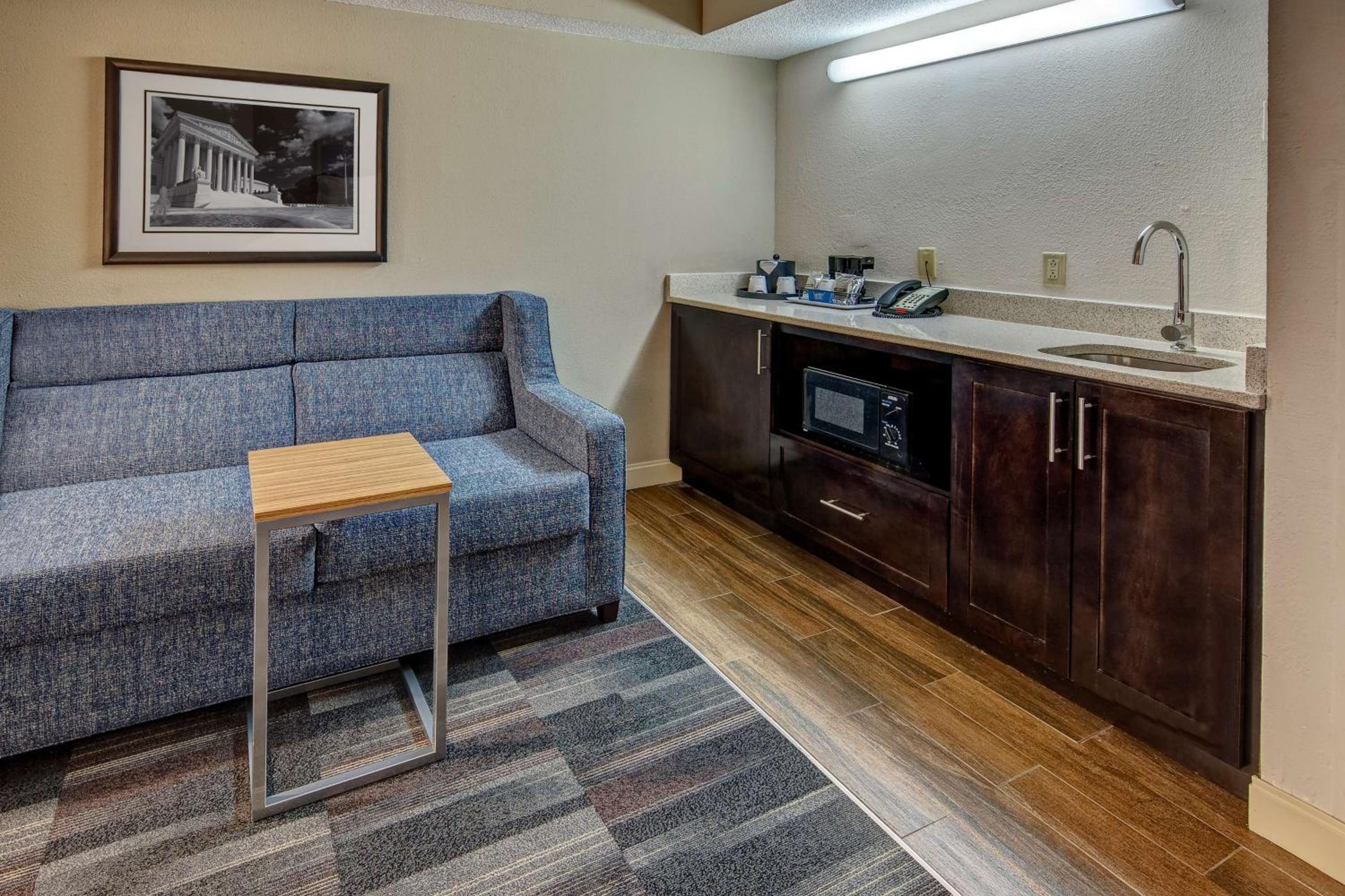 One-Bedroom King Suite - Non-Smoking - Photo 3