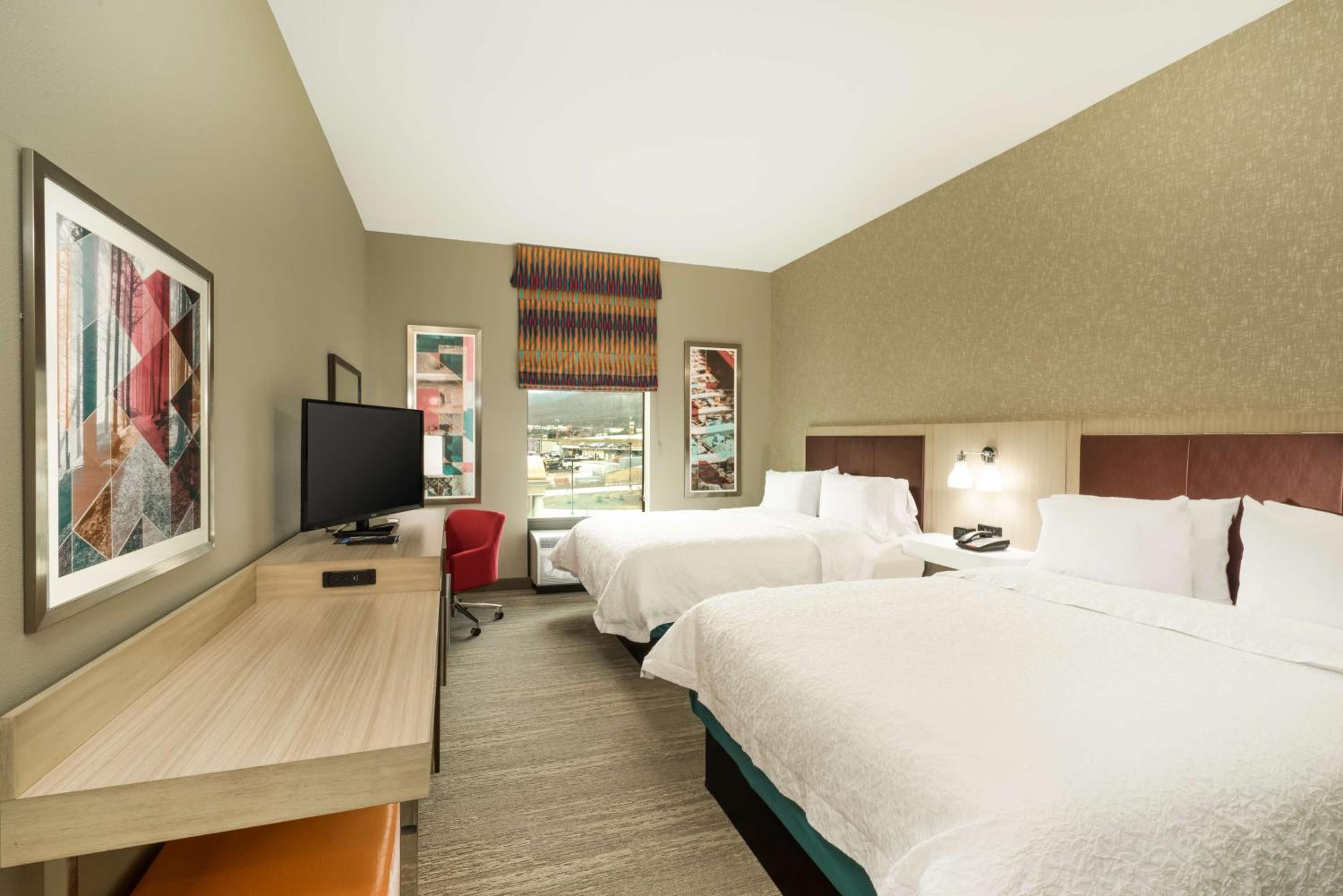 Queen Room with Two Queen Beds - Non-Smoking photo 2