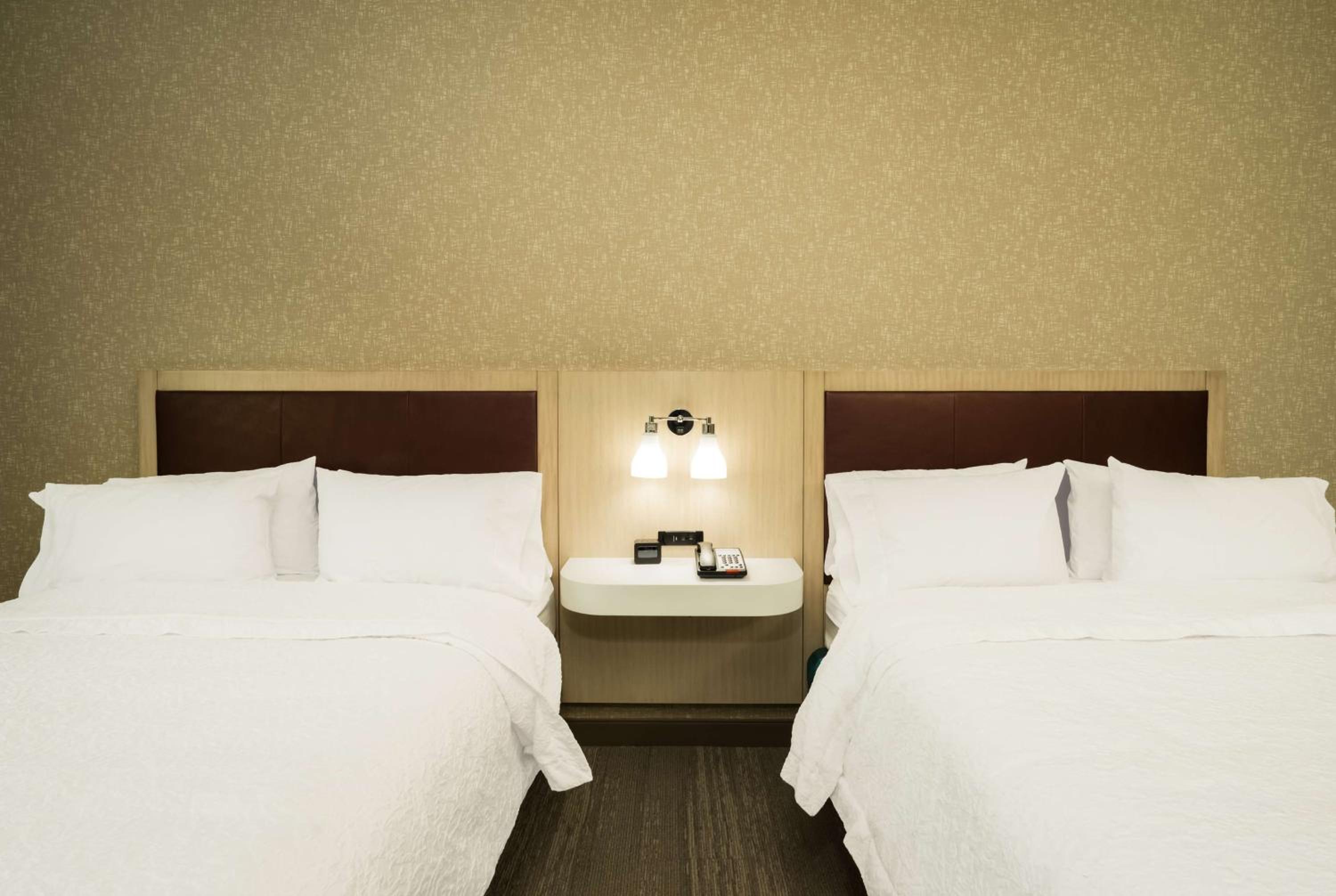 Queen Room with Two Queen Beds - Non-Smoking photo 3