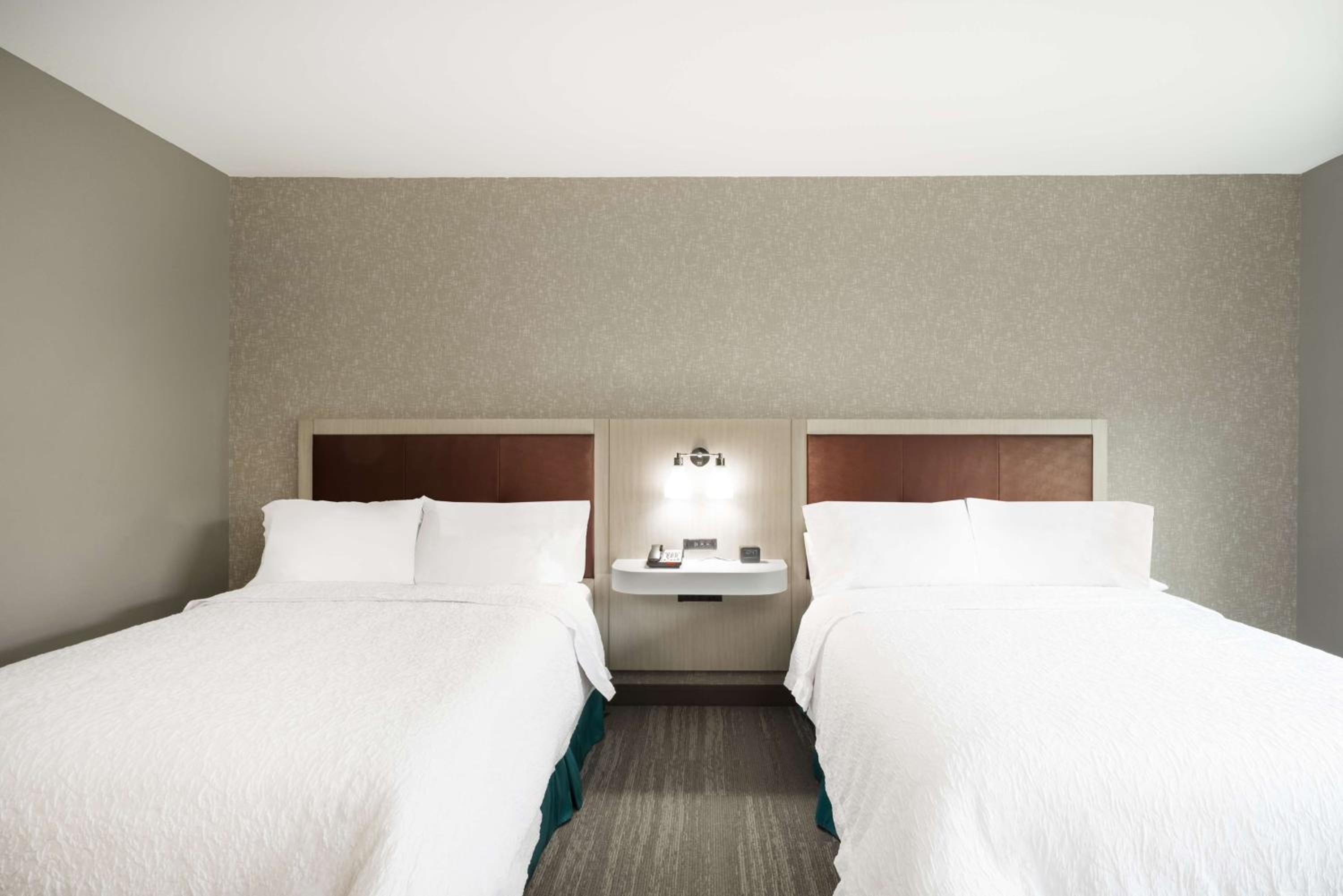 Queen Room with Two Queen Beds - Hearing Access photo 2