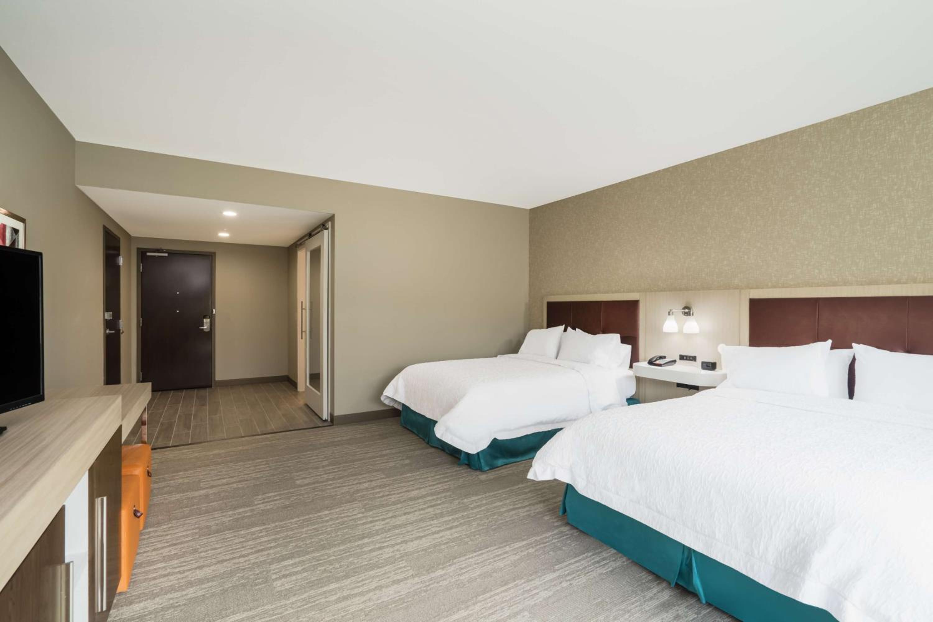 Queen Room with Two Queen Beds - Hearing Access photo 3
