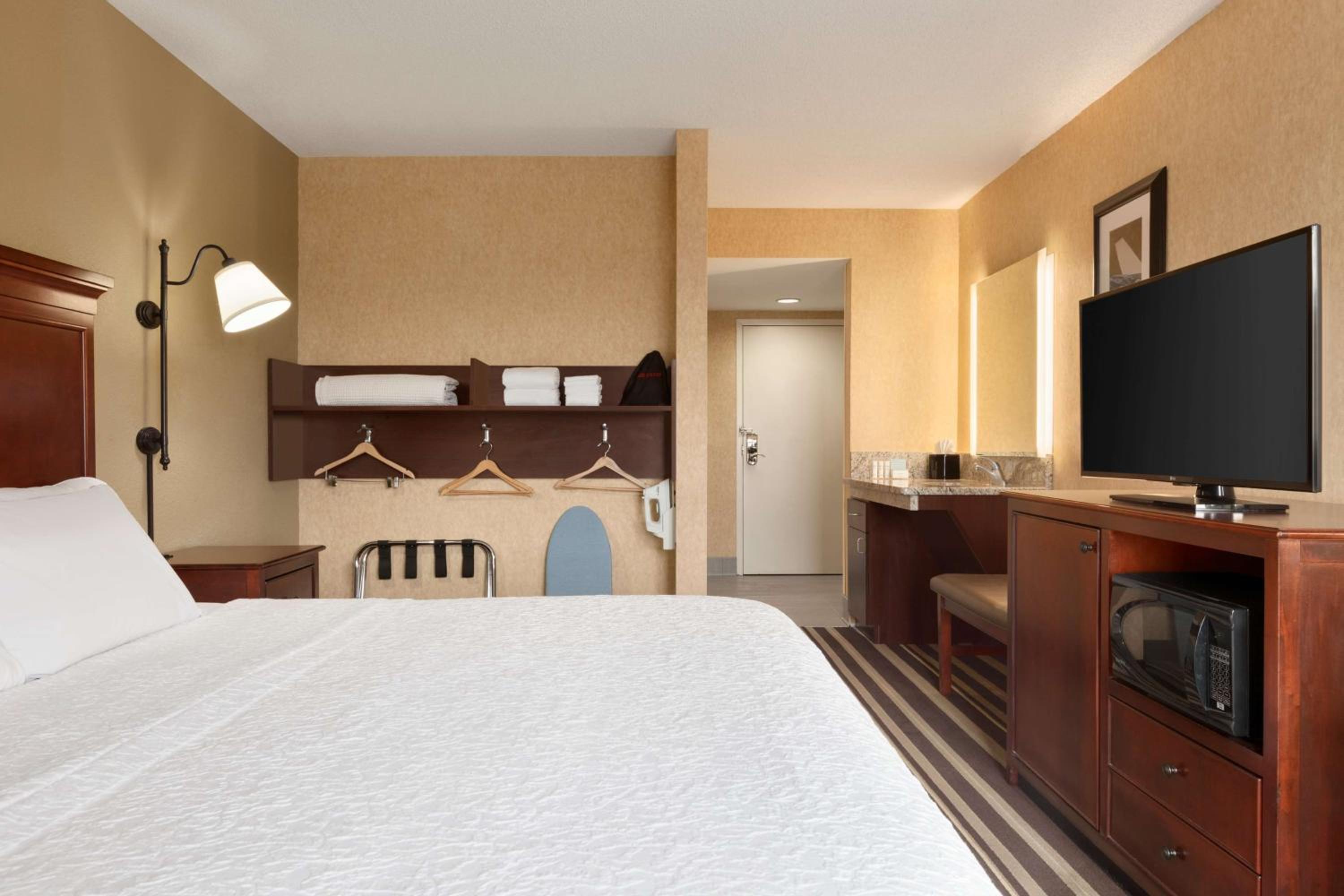 King Room - Mobility Accessible  - Photo 3