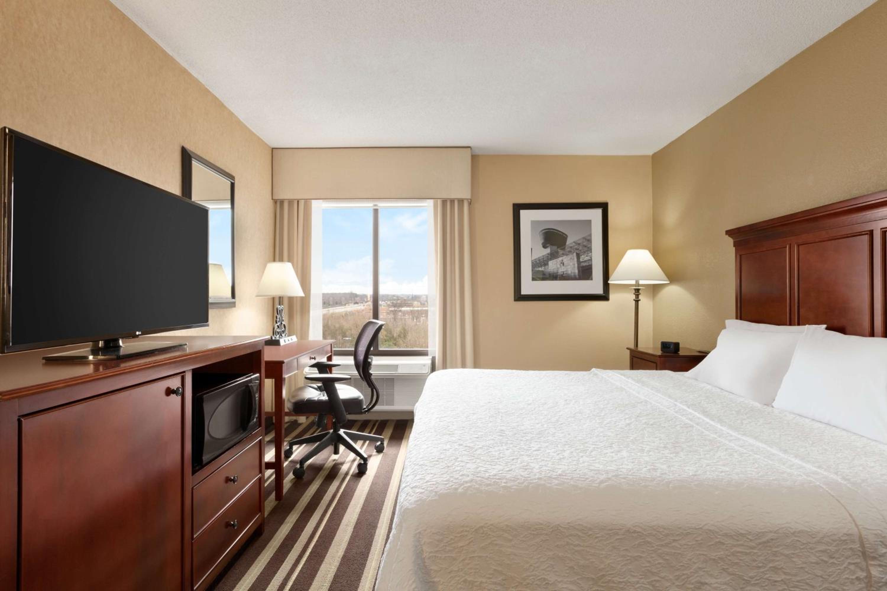King Room with Sofa Bed and Tub - Non-Smoking - Photo 3
