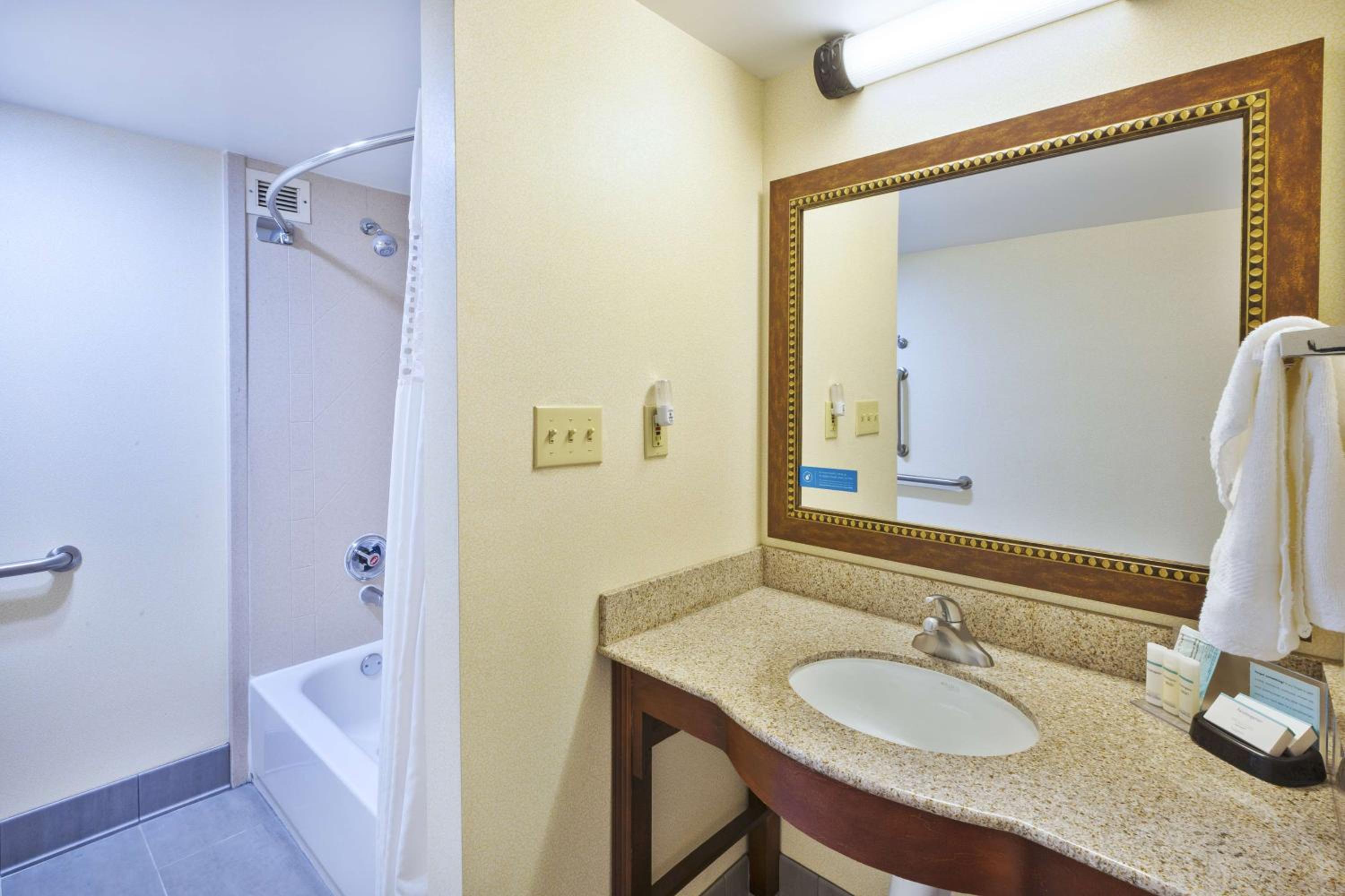 King Room with Sofa Bed and Tub - Non-Smoking - Photo 4
