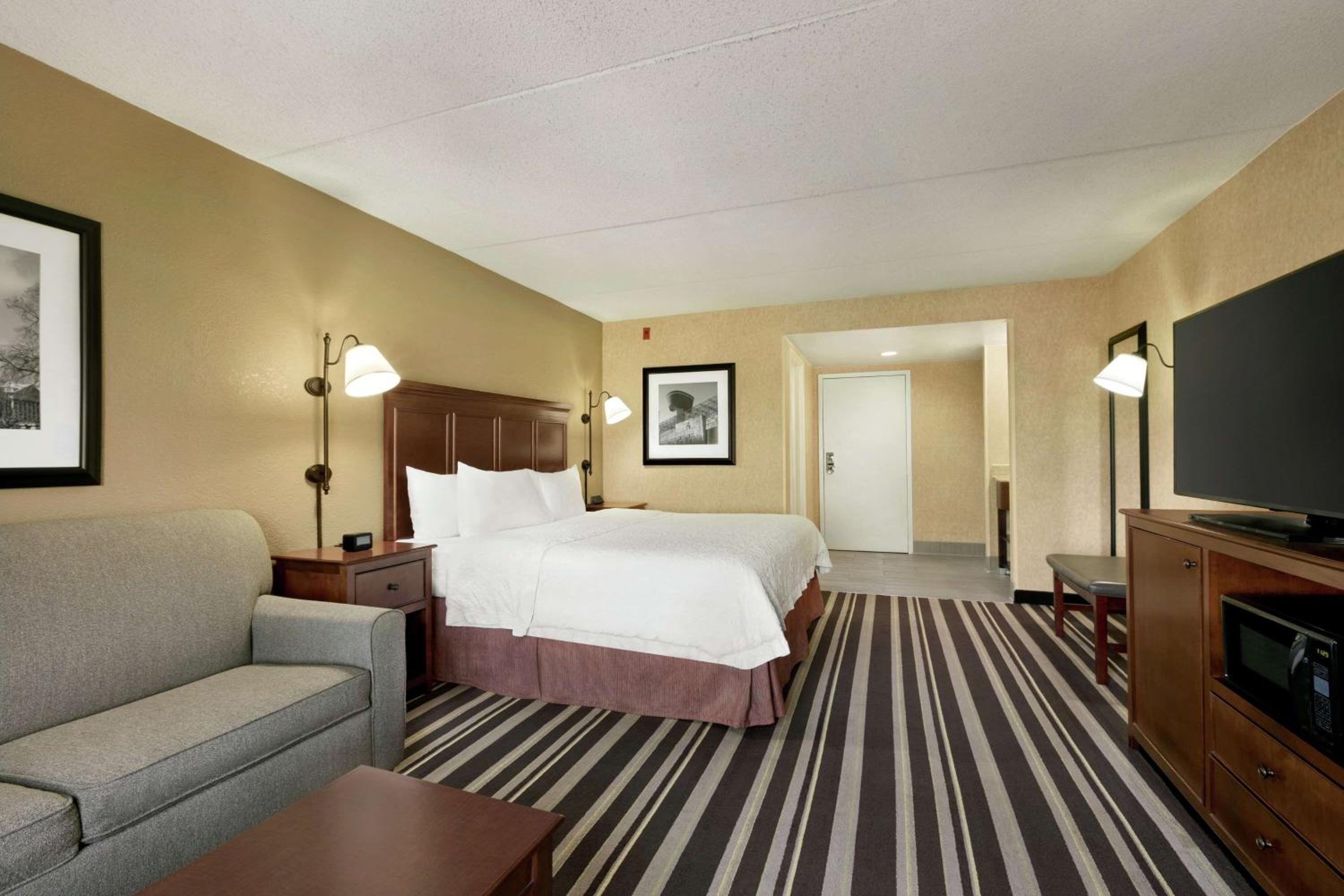 King Room with Sofa Bed and Tub - Non-Smoking - Photo 2