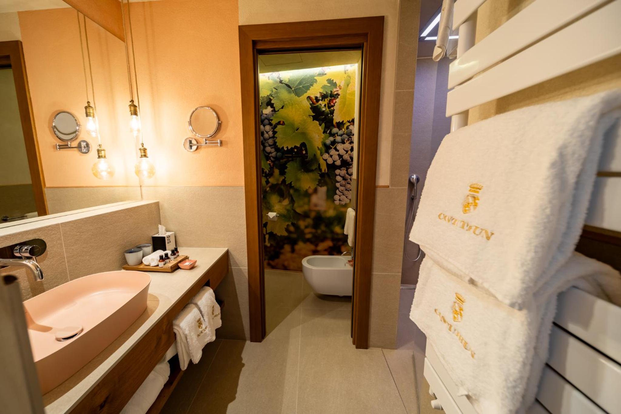King Room with Spa Bath - Photo 4