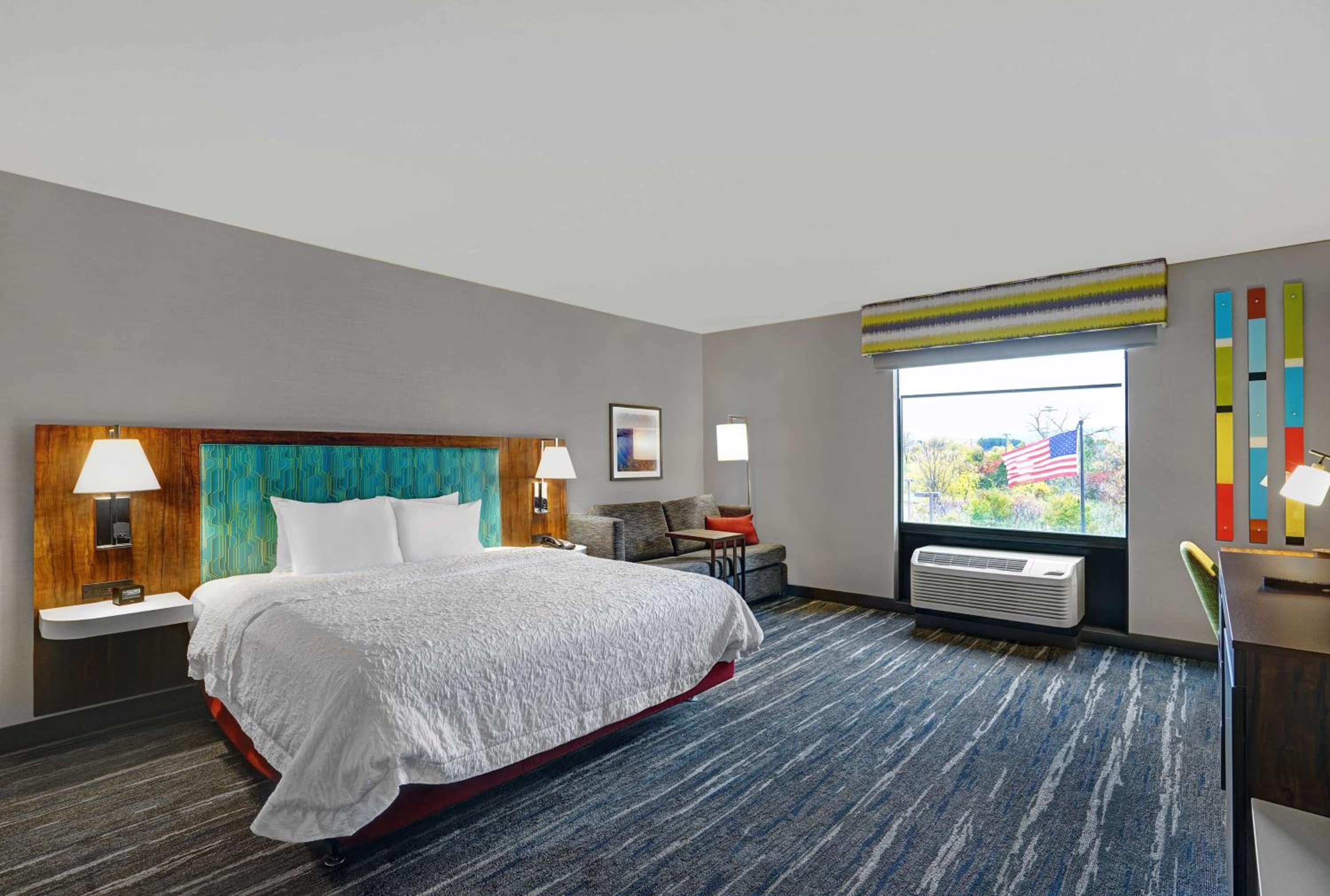 King Room with King Bed - Non-Smoking photo 3