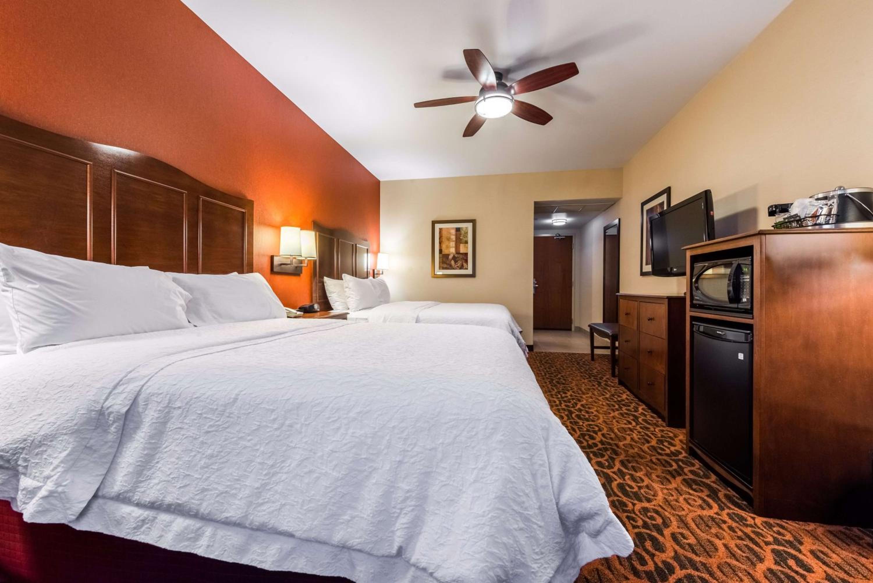 Queen Room with Two Queen Beds - Hearing Access/Non-Smoking photo 3