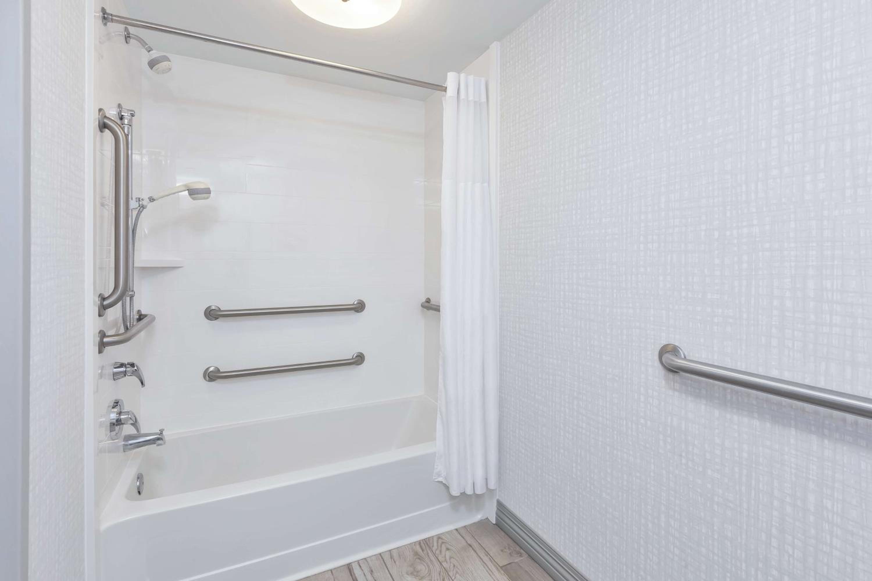 King Room with Accessible Tub - Mobility and Hearing Access/Non-Smoking - Photo 6