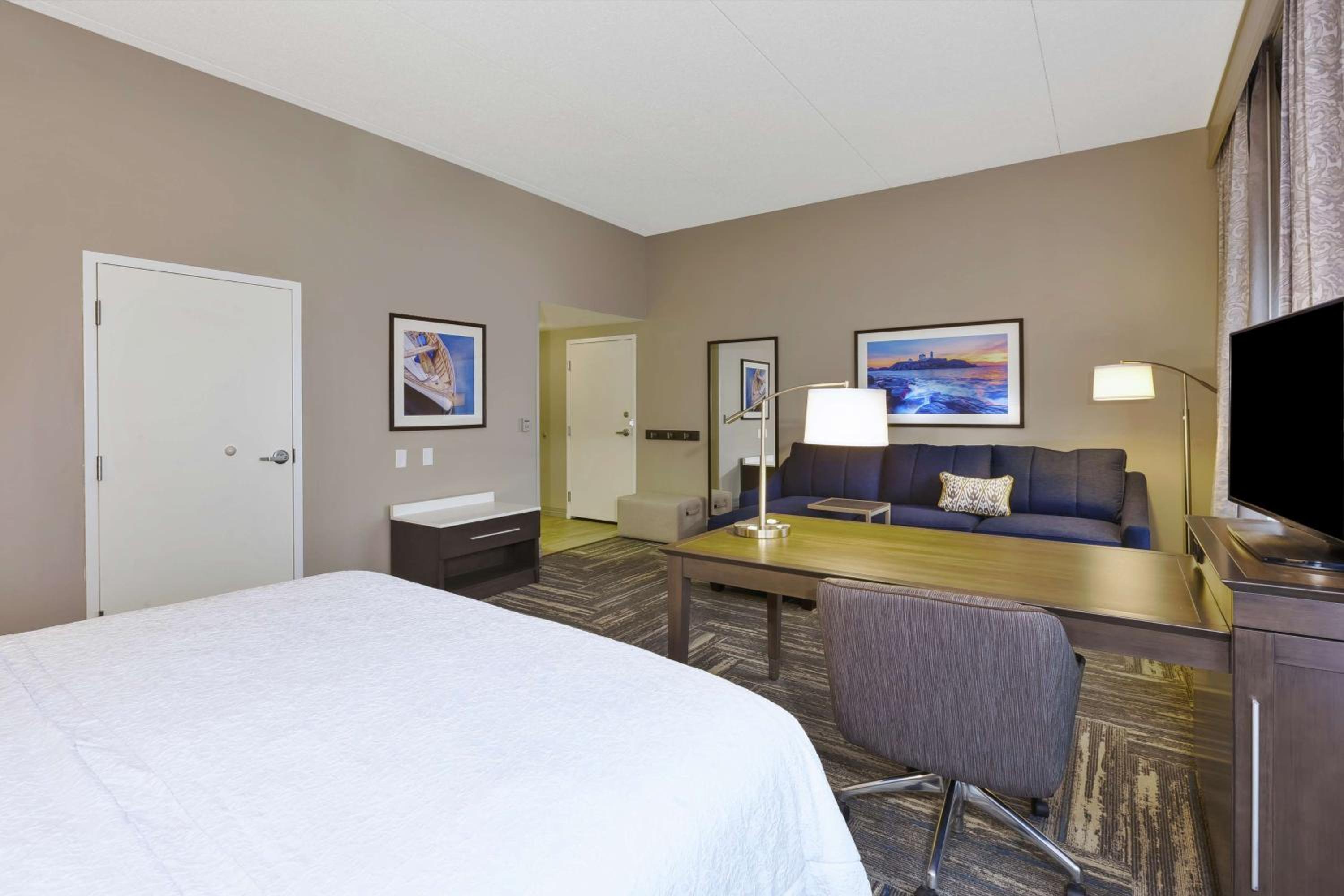 King Room with Accessible Tub - Mobility and Hearing Access/Non-Smoking - Photo 2