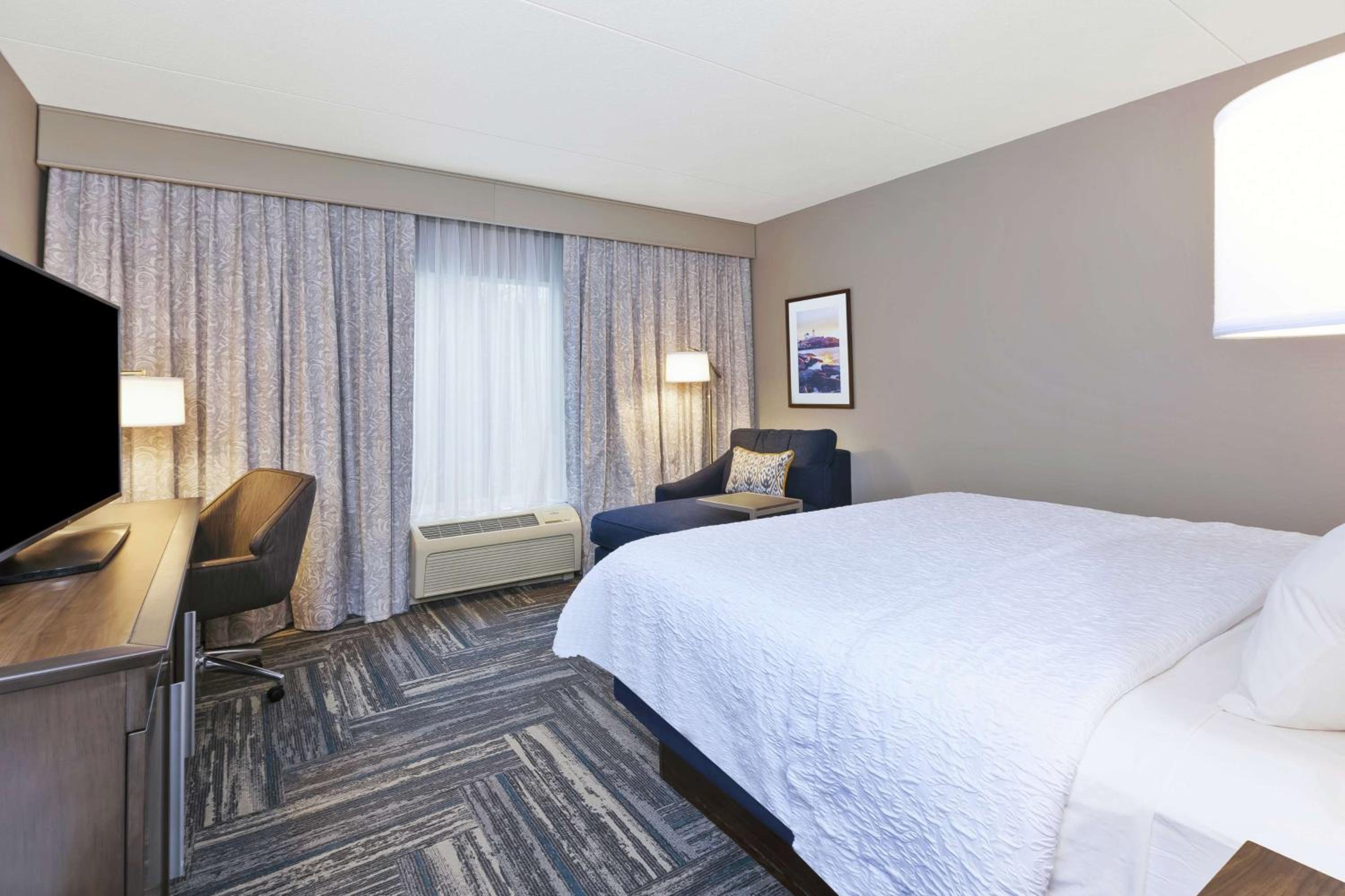 King Room with King Bed - Non-Smoking photo 2