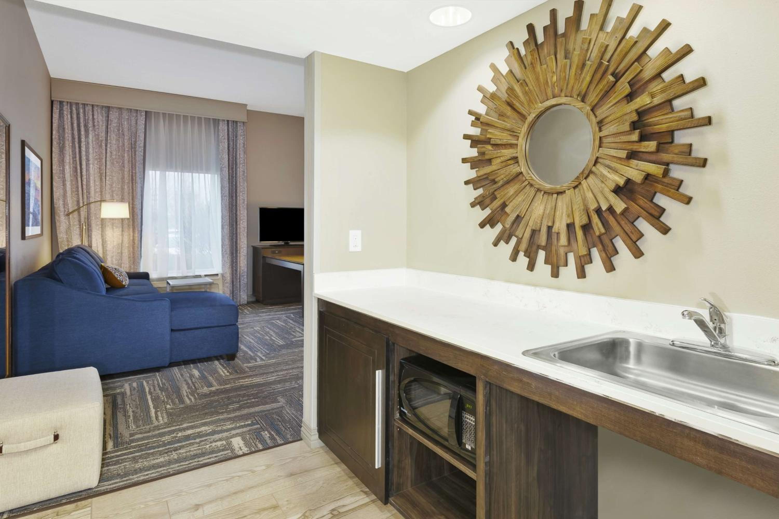 King Room with Accessible Tub - Mobility and Hearing Access/Non-Smoking - Photo 3