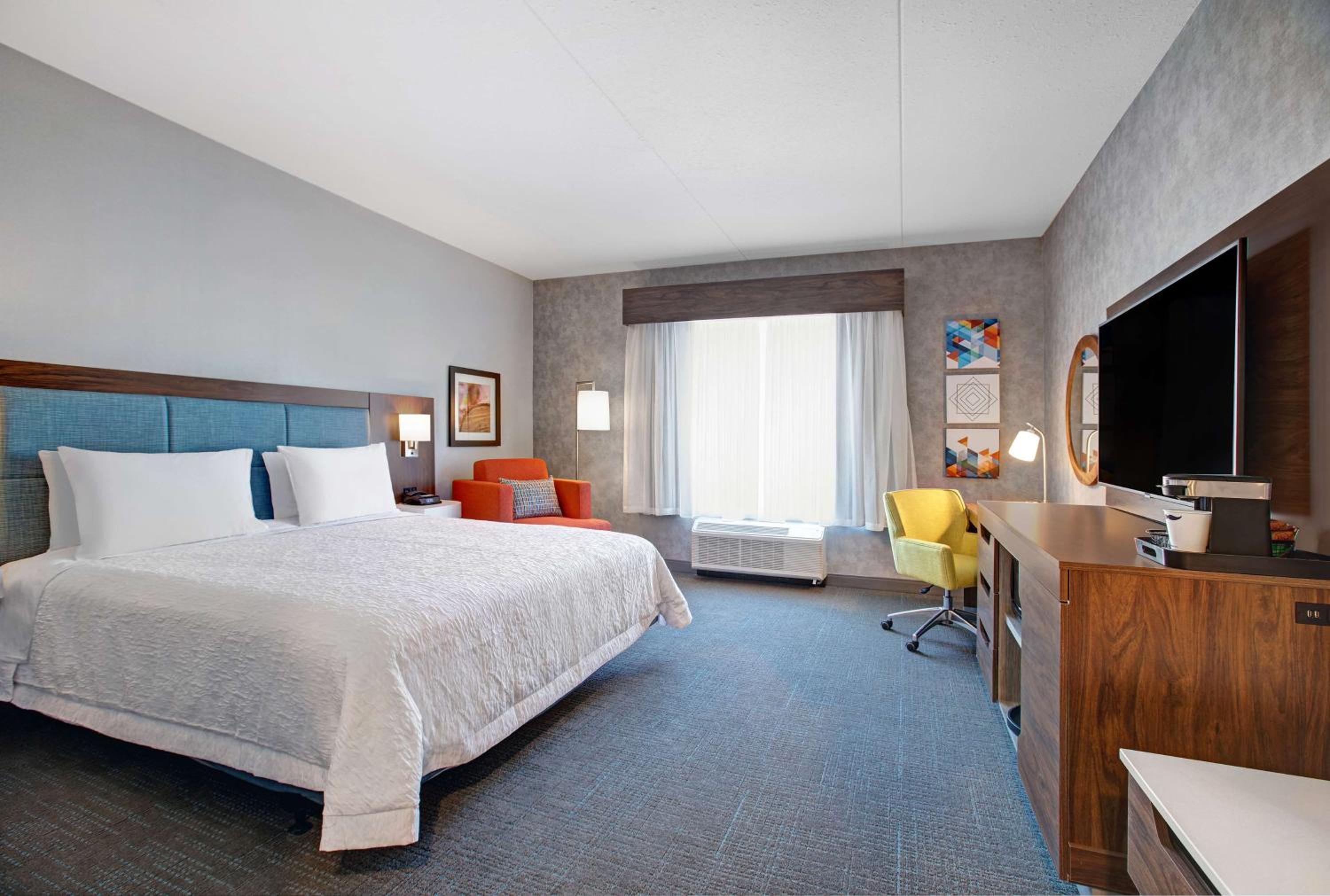 King Room with Accessible Tub - Mobility and Hearing Access/Non-Smoking - Photo 1