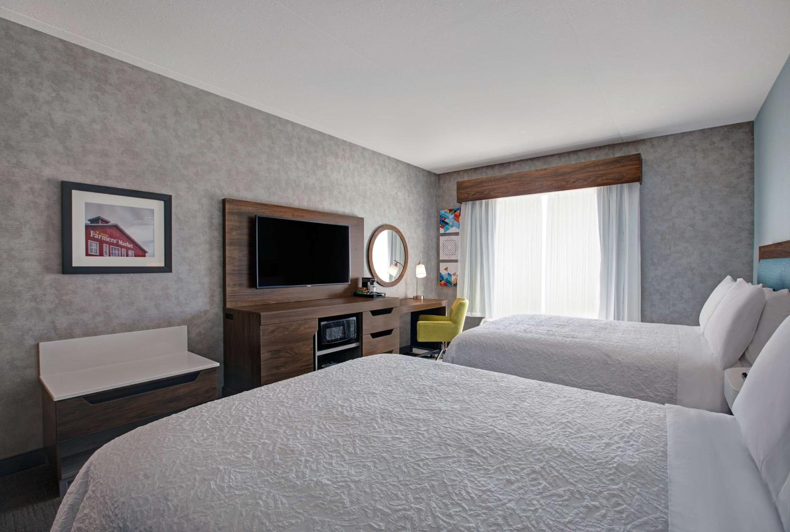 Queen Room with Two Queen Beds - Photo 2