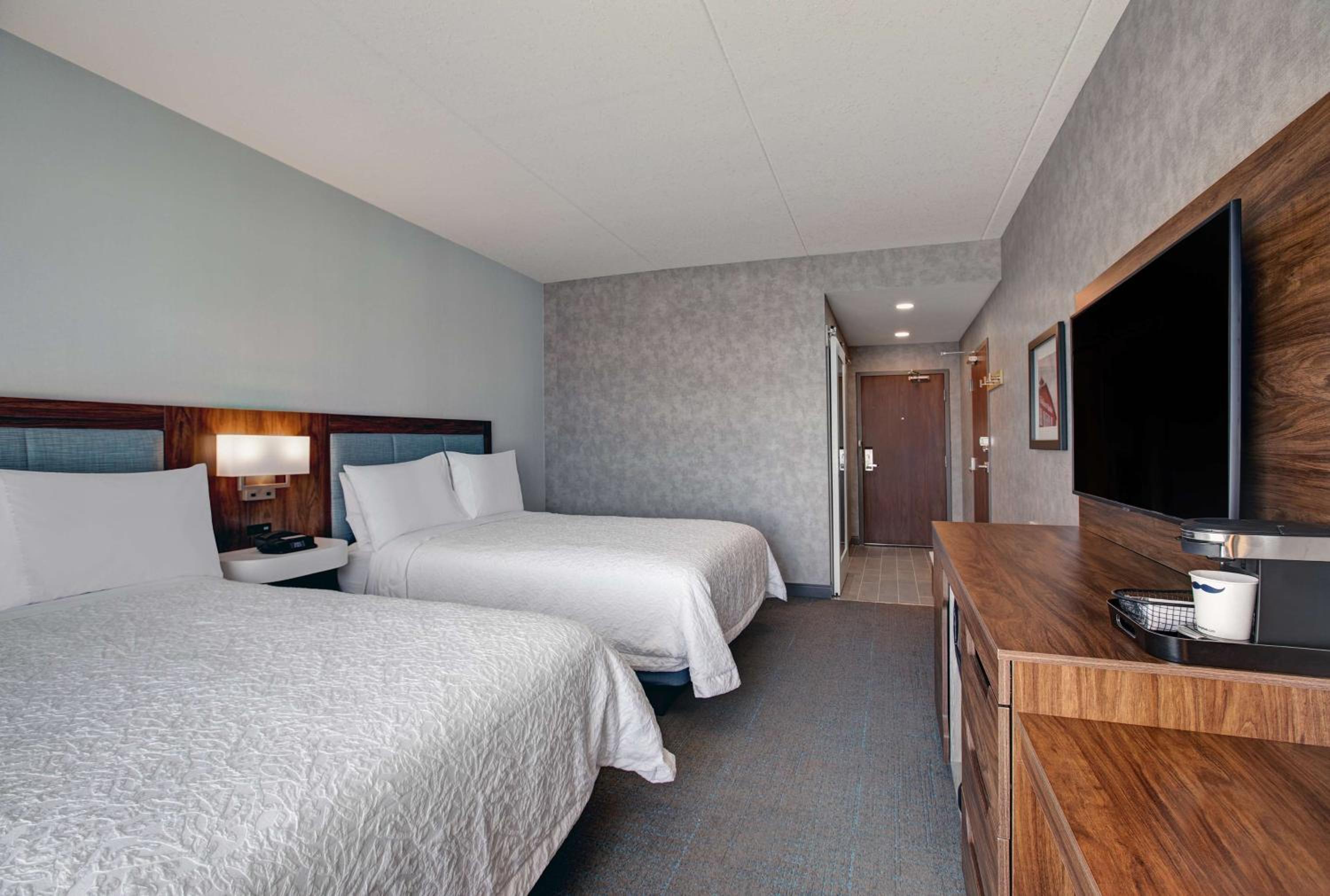 Queen Room with Two Queen Beds - Photo 3