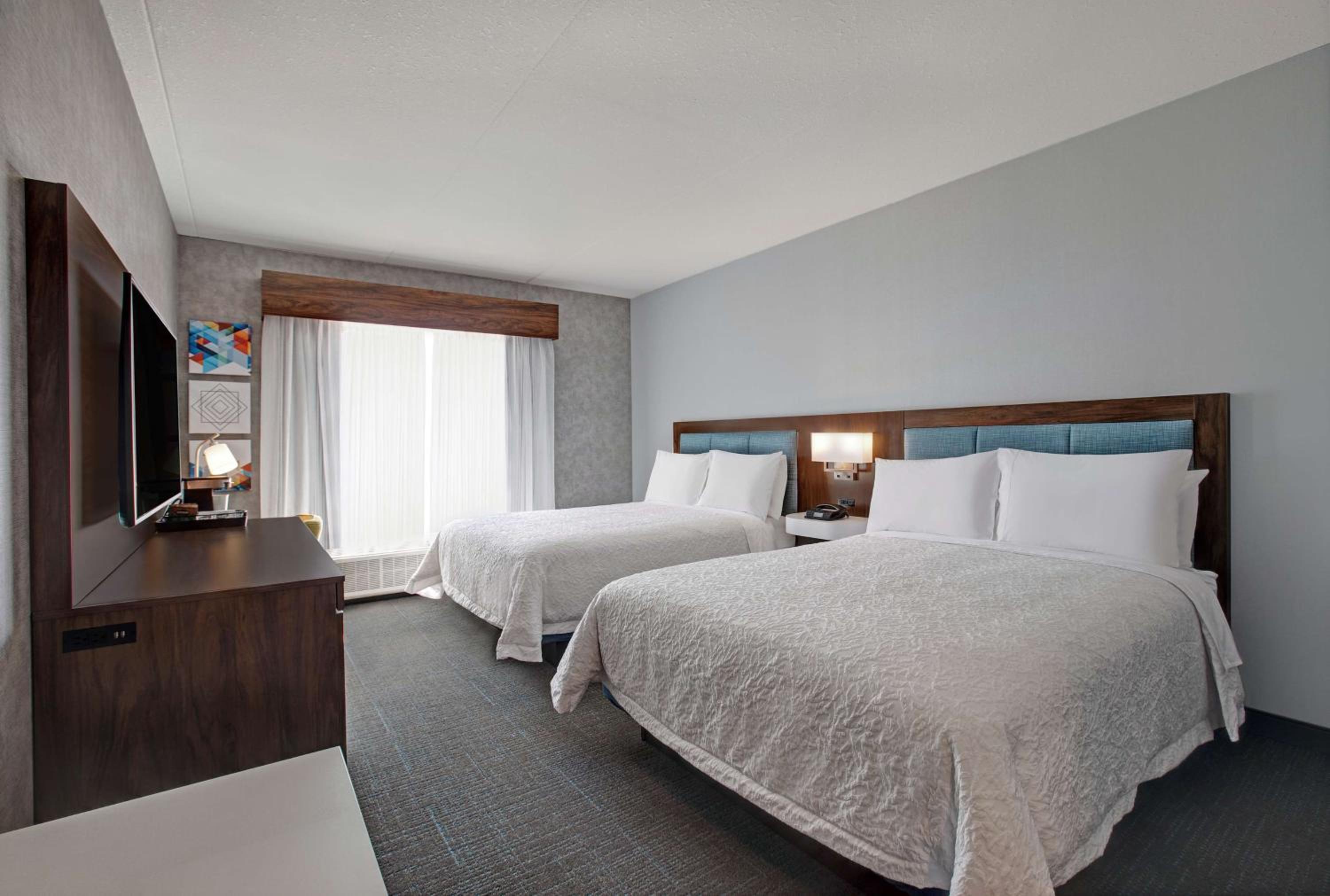 Queen Room with Two Queen Beds - Photo 5