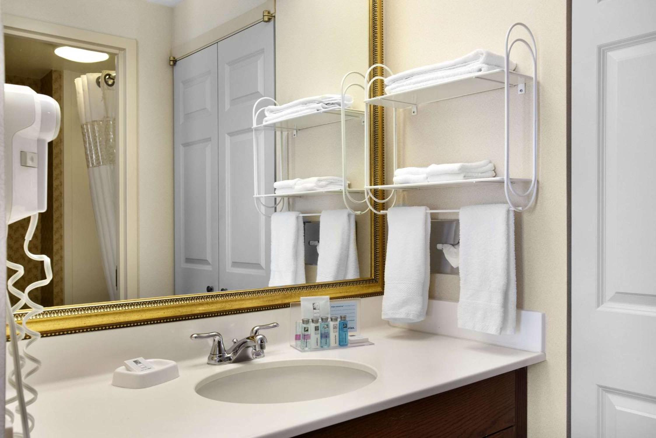 King Suite - Non-Smoking - Photo 4