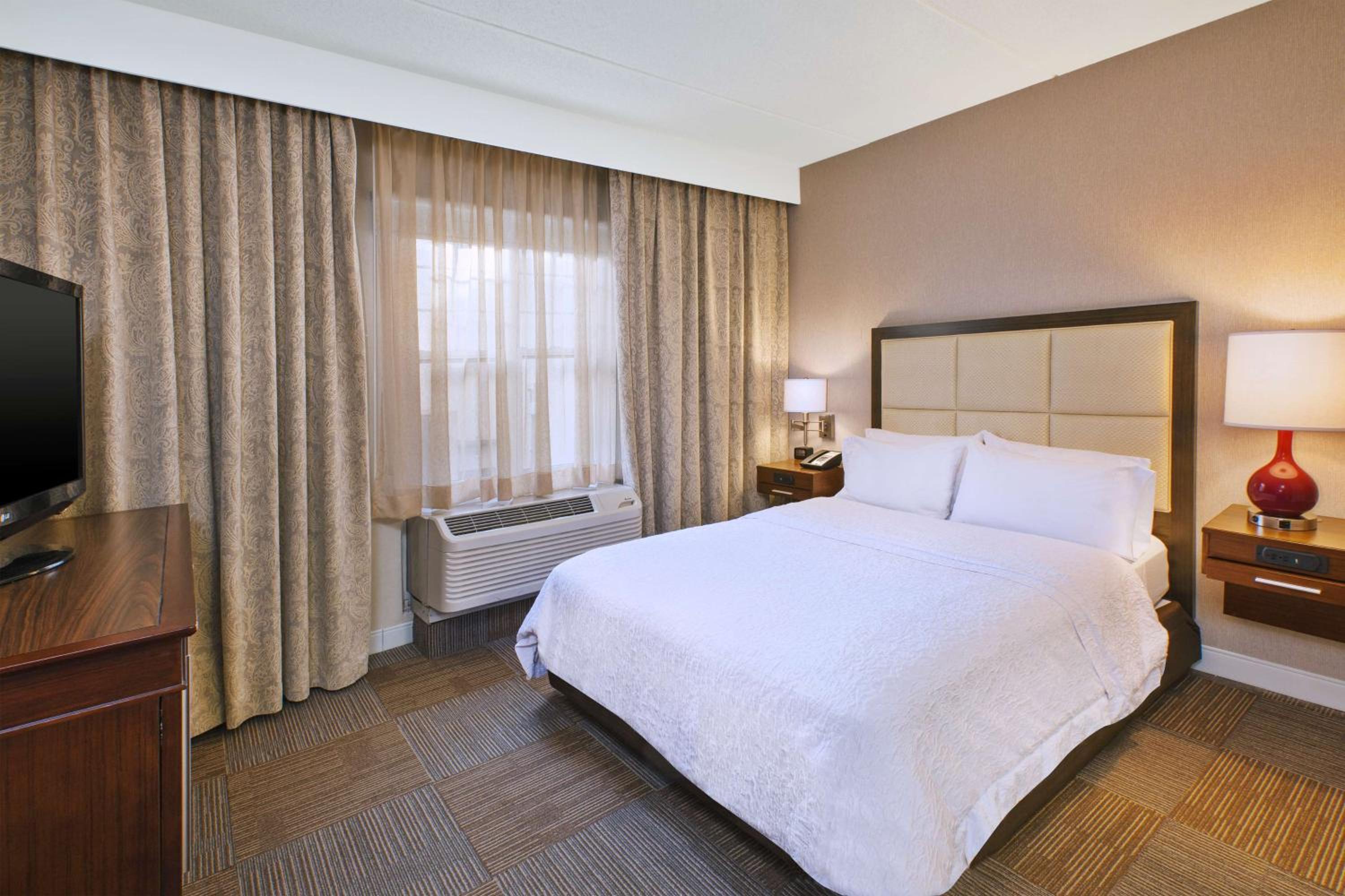 King Suite - Non-Smoking - Photo 6