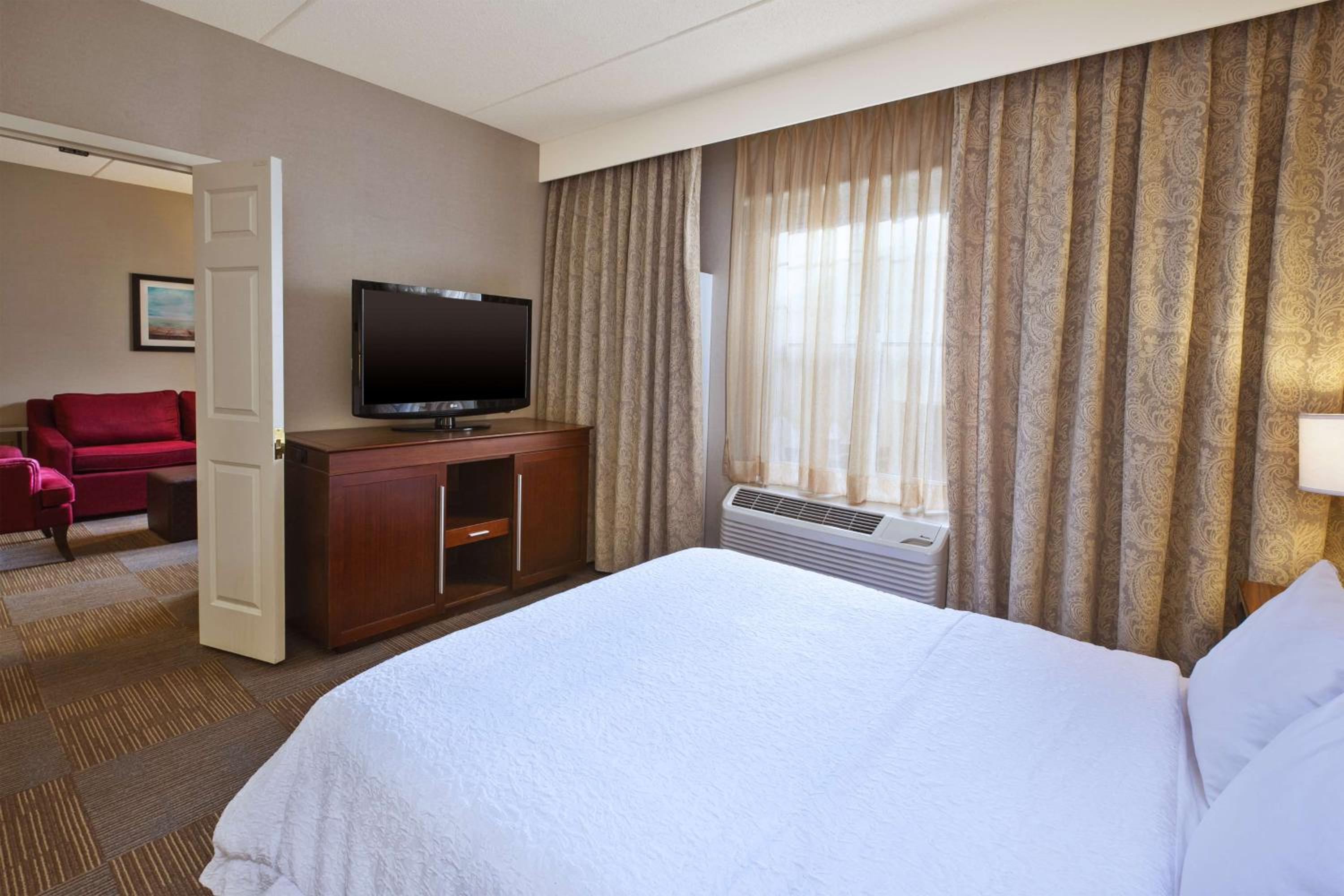 King Suite - Non-Smoking - Photo 2