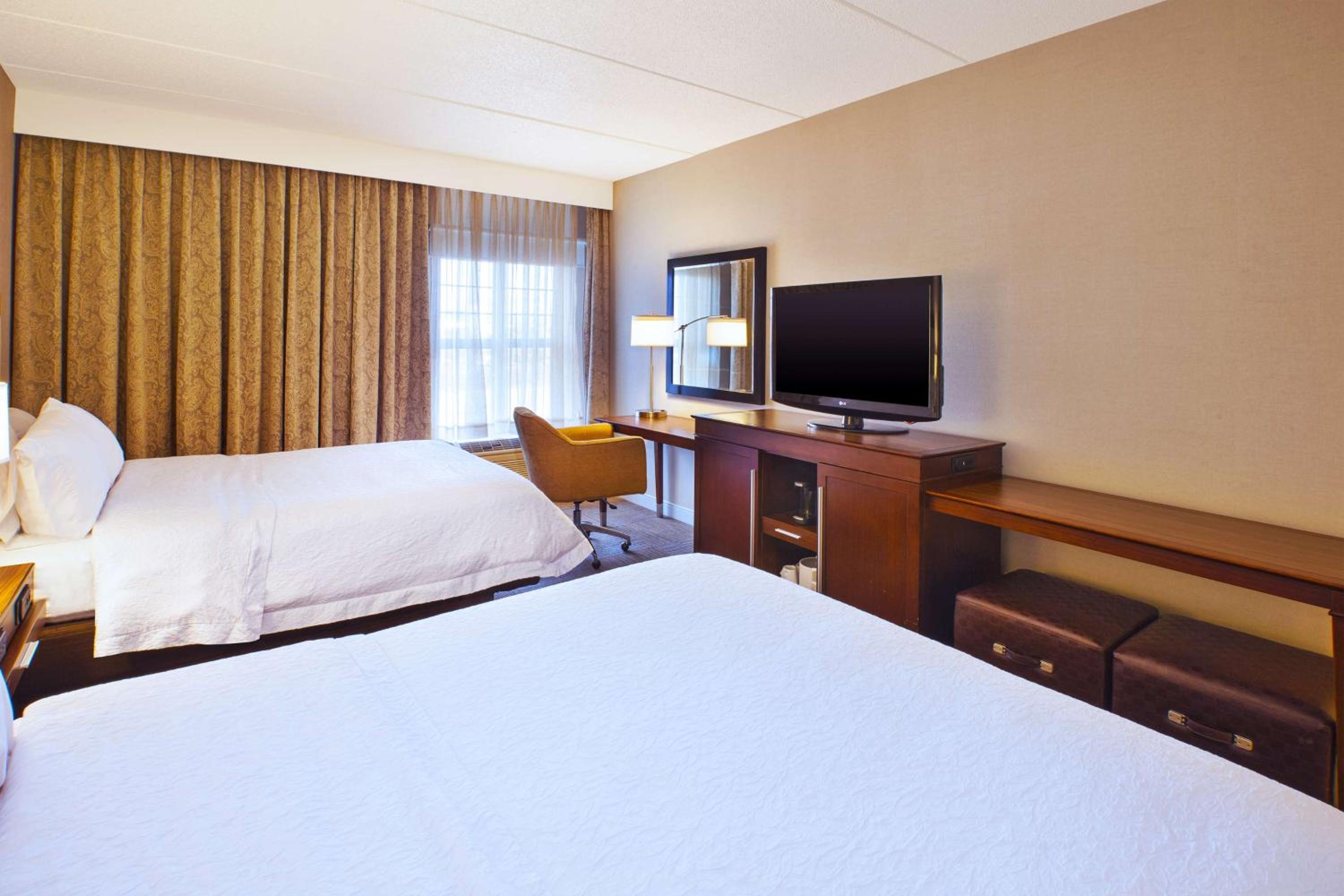Room with Two Queen Beds - Non-Smoking - Photo 3