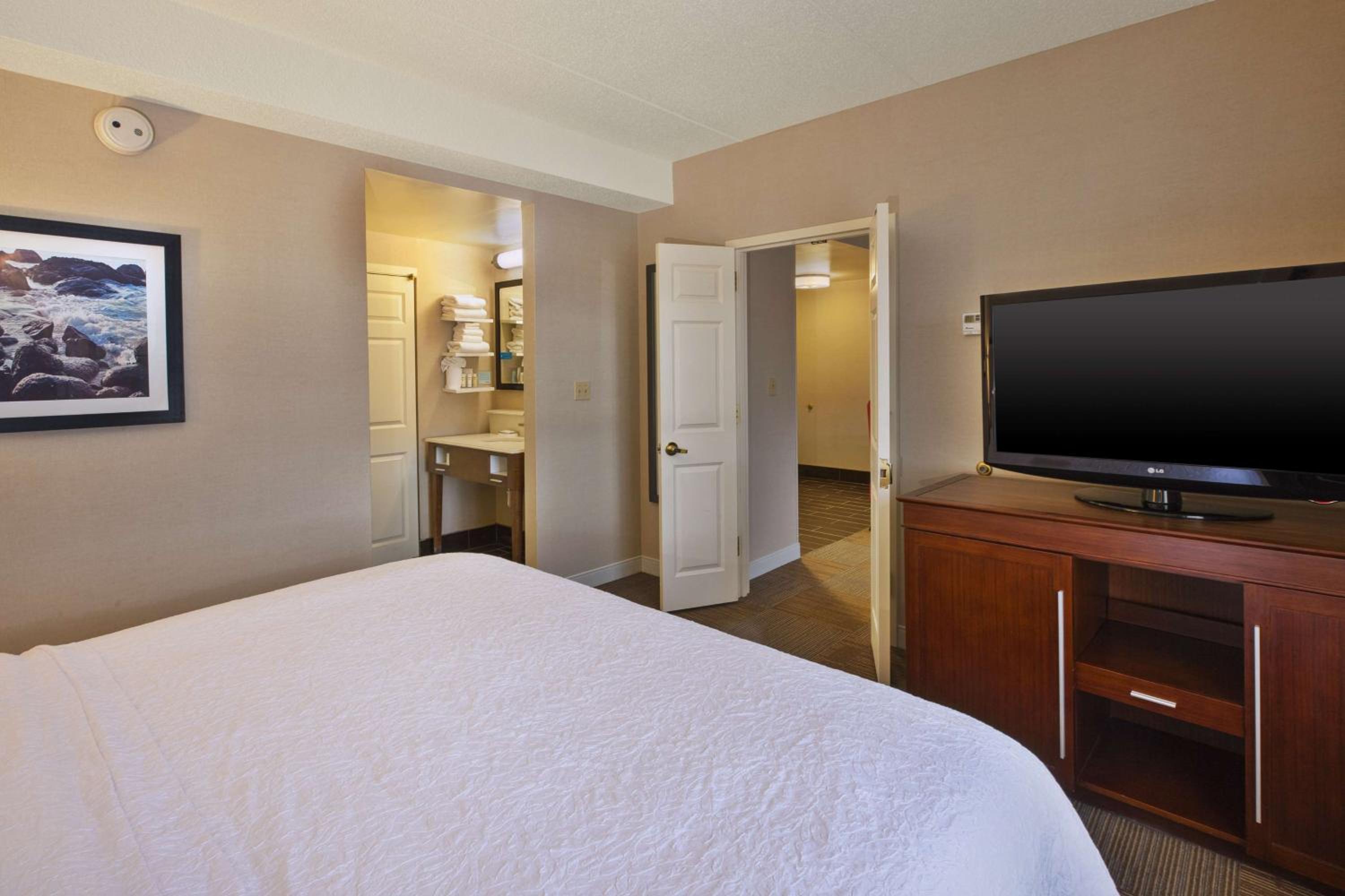 King Suite - Non-Smoking - Photo 3