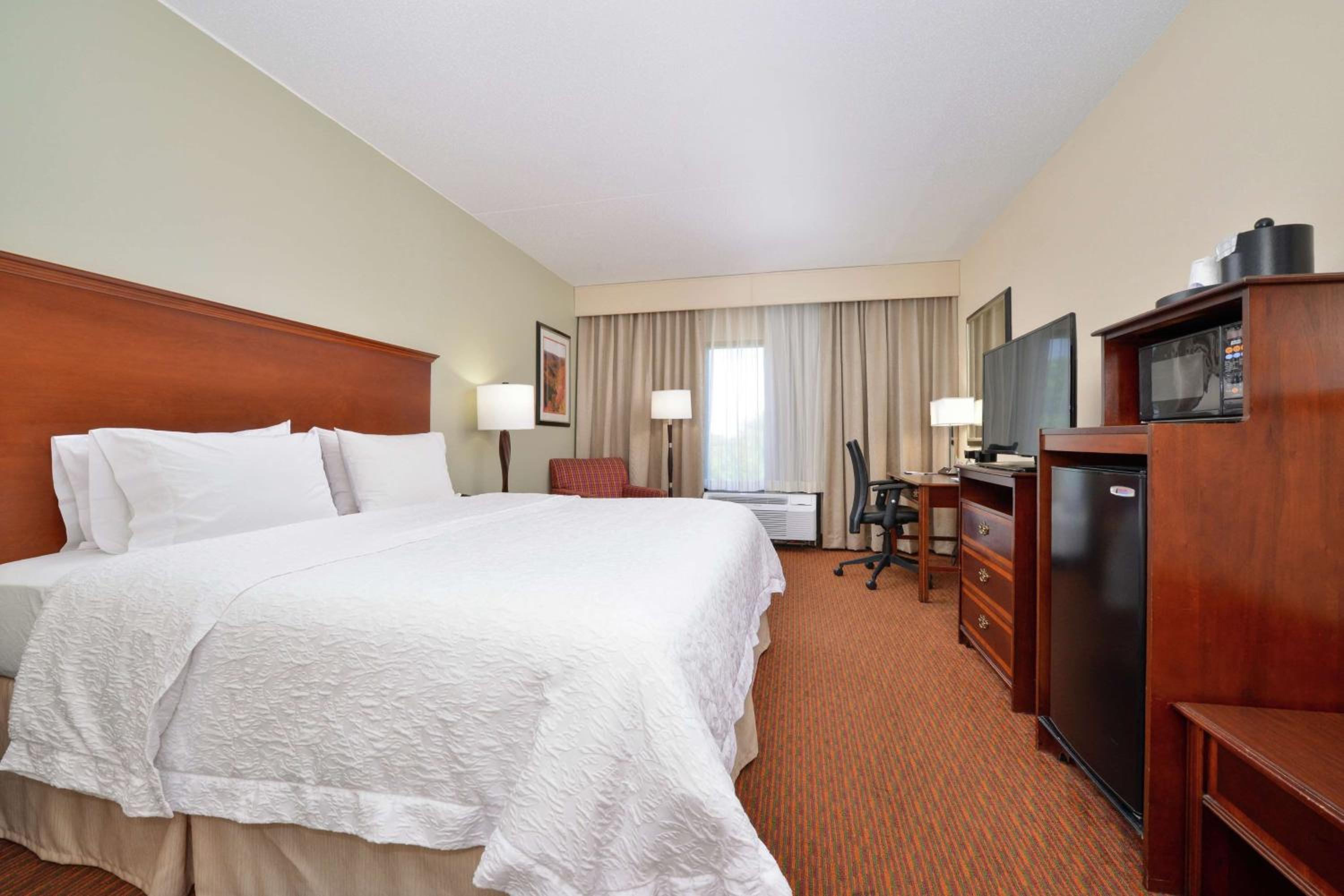 King Room with King Bed - Non-Smoking - Photo 1