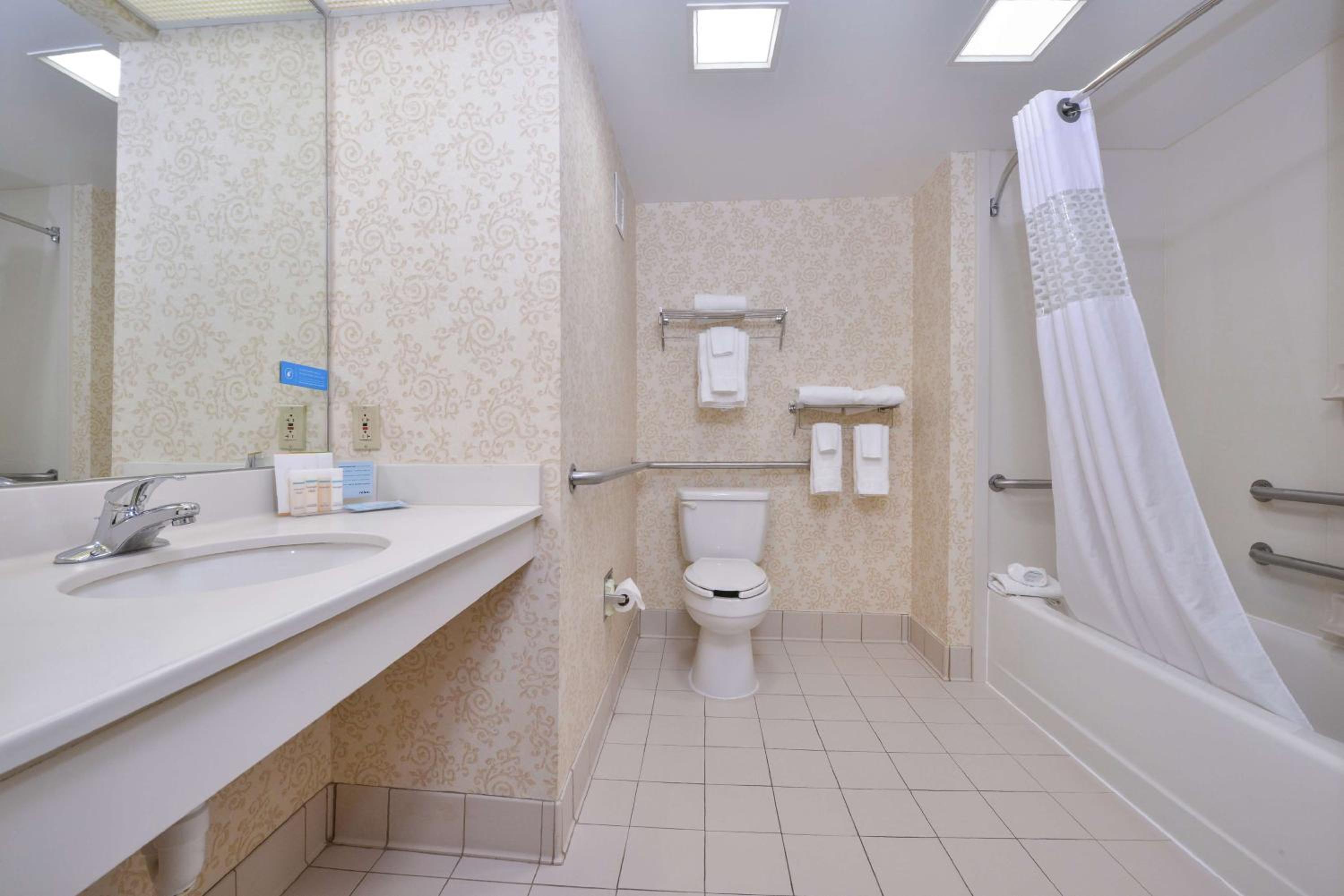 Queen Room with Two Queen Beds - Mobility and Hearing Access/Non-Smoking - Photo 2