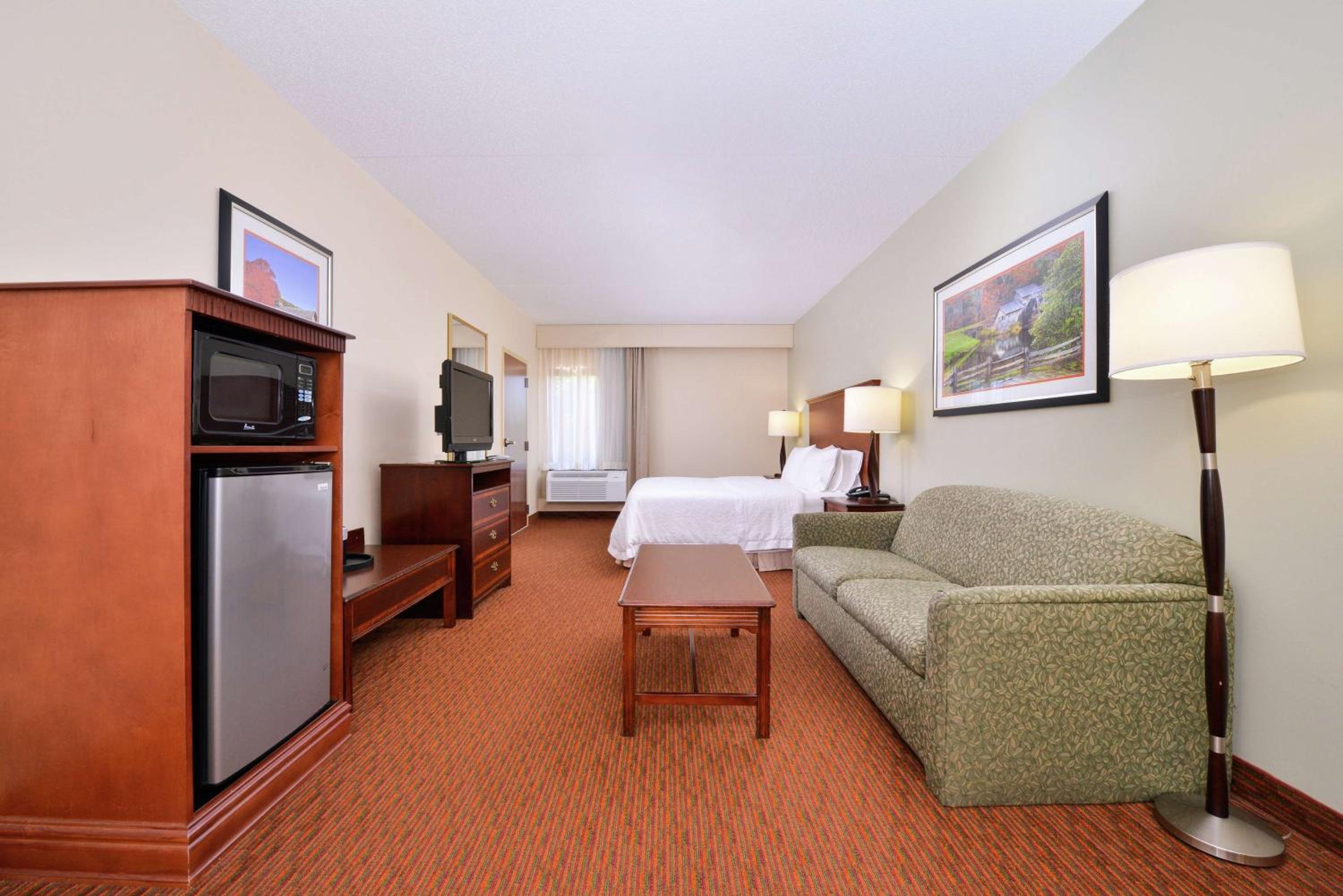 King Suite - Non-Smoking - Photo 4
