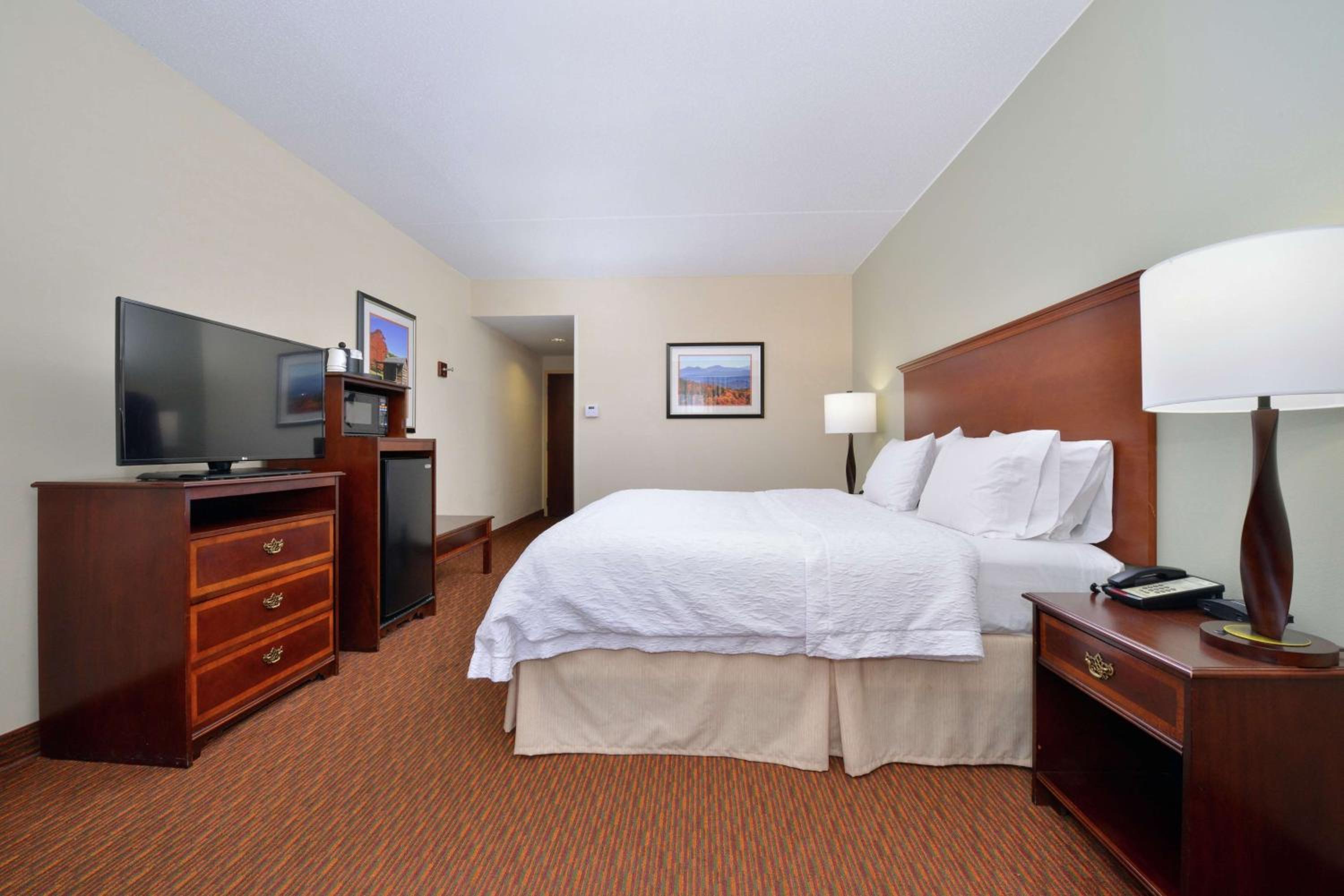 King Room with King Bed - Non-Smoking - Photo 2
