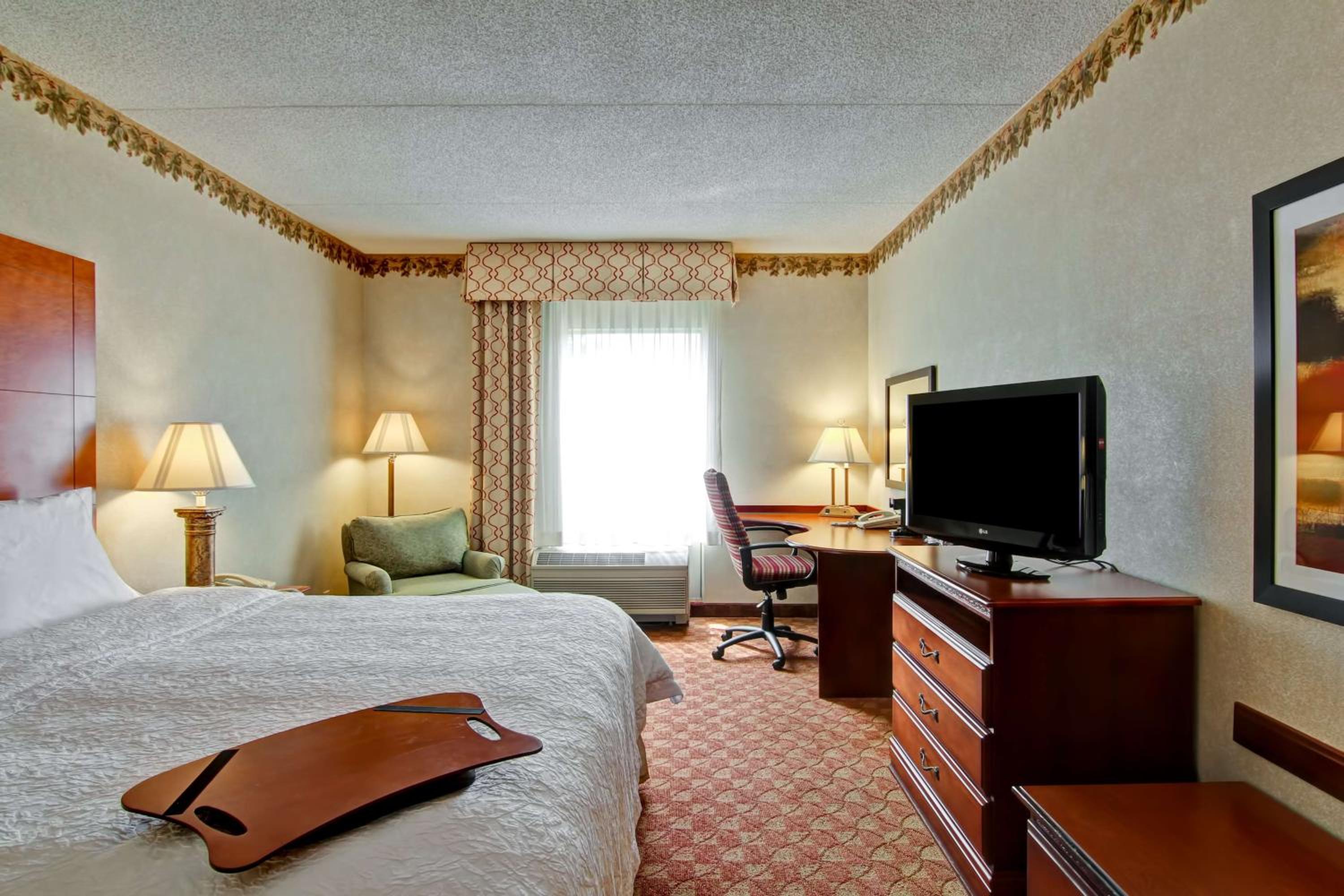 King Room with King Bed - Non-Smoking - Photo 3